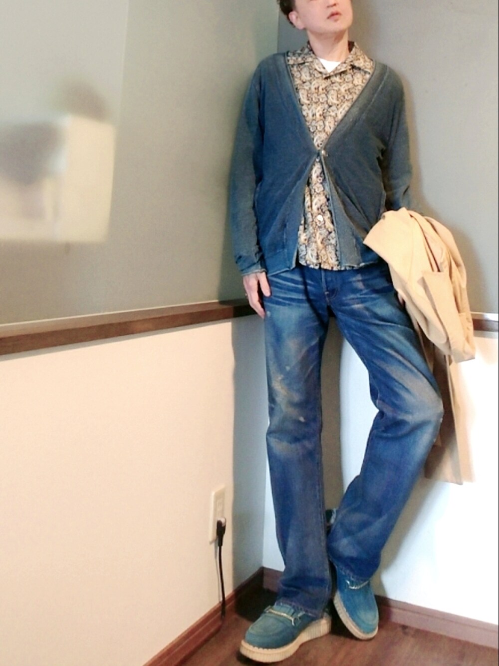 ベージュ系のステンカラーコート、ブルー系のカーディガン/ボレロ、ブルー系のシャツ/ブラウスを着用したメンズの春コーディネートの2枚目の写真