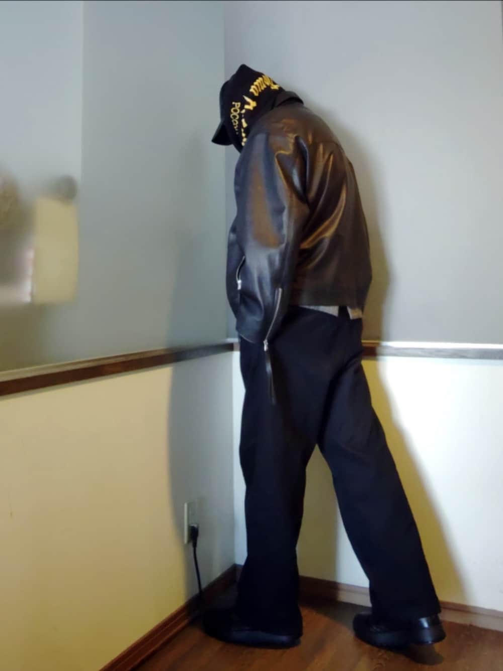 ブラック系のブルゾン、グレー系のテーラードジャケット、ブラウン系のニット/セーターを着用したメンズの冬コーディネートの4枚目の写真