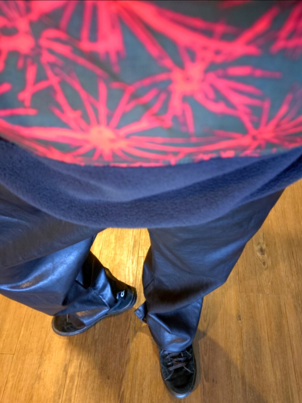 レッド系のブルゾン、ブラック系のスニーカー、ブラック系のその他パンツを着用したメンズの秋コーディネートの5枚目の写真