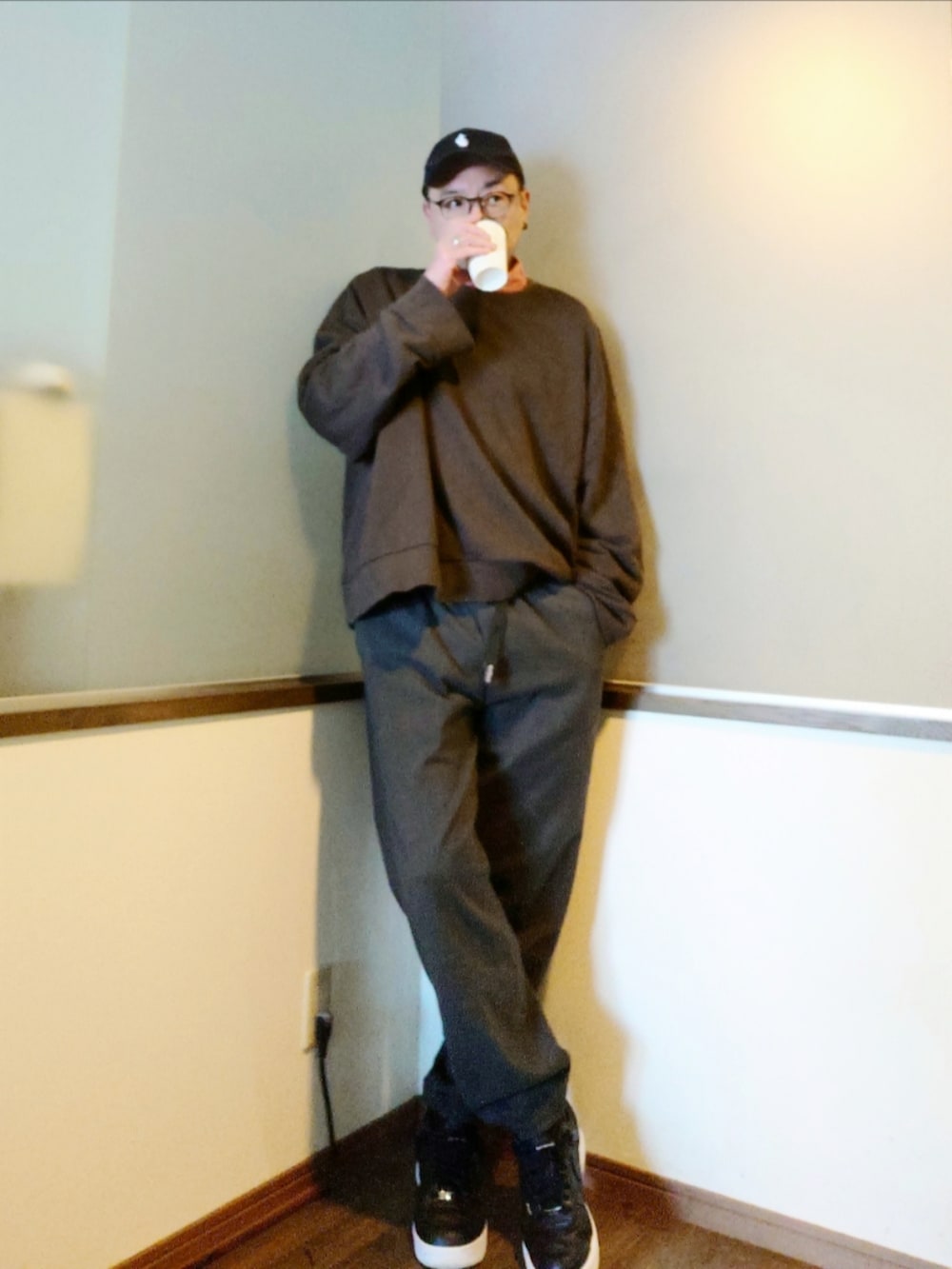 レッド系のブルゾン、グレー系のその他パンツ、ブラック系のスニーカーを着用したメンズの冬コーディネートの3枚目の写真