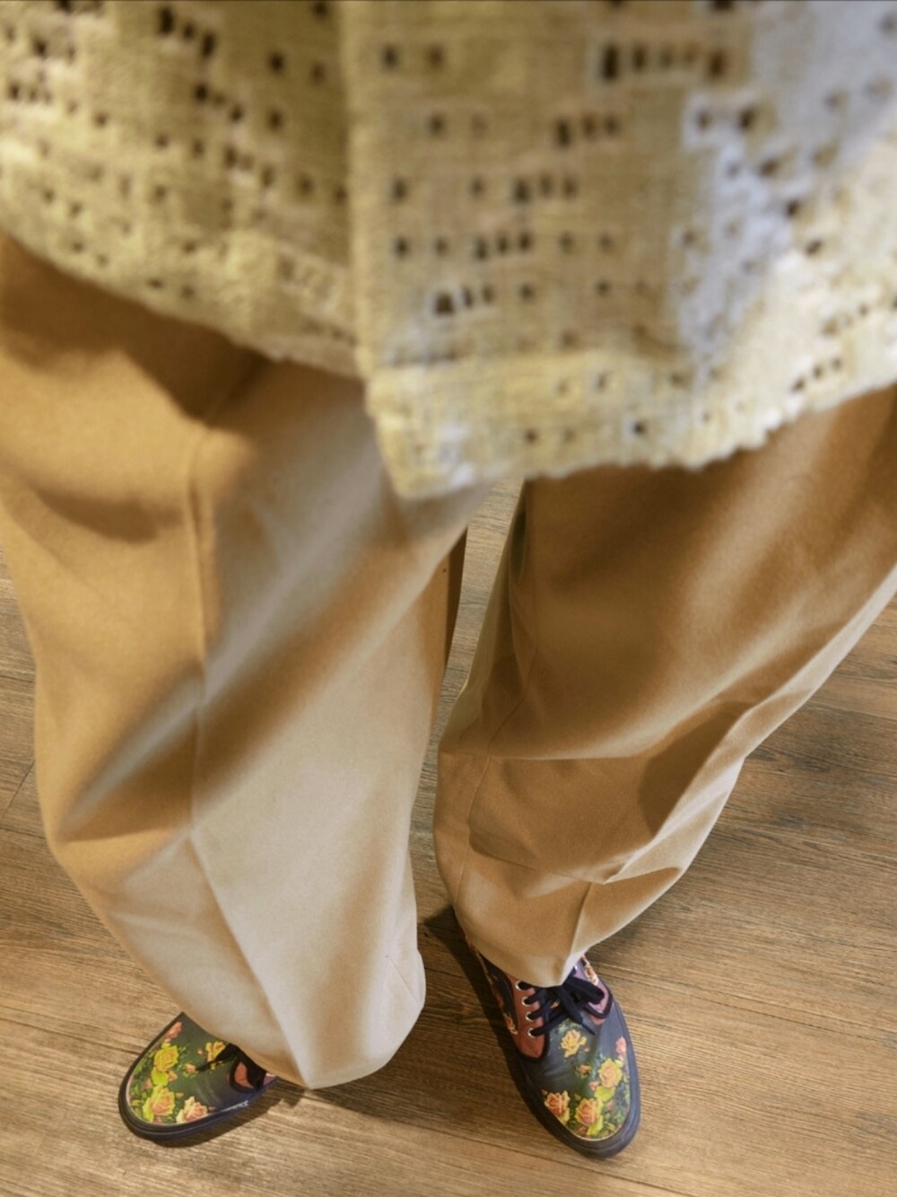 ベージュ系のスラックス、ベージュ系のシャツ/ブラウス、ブラック系のスニーカーを着用したメンズの秋コーディネートの2枚目の写真