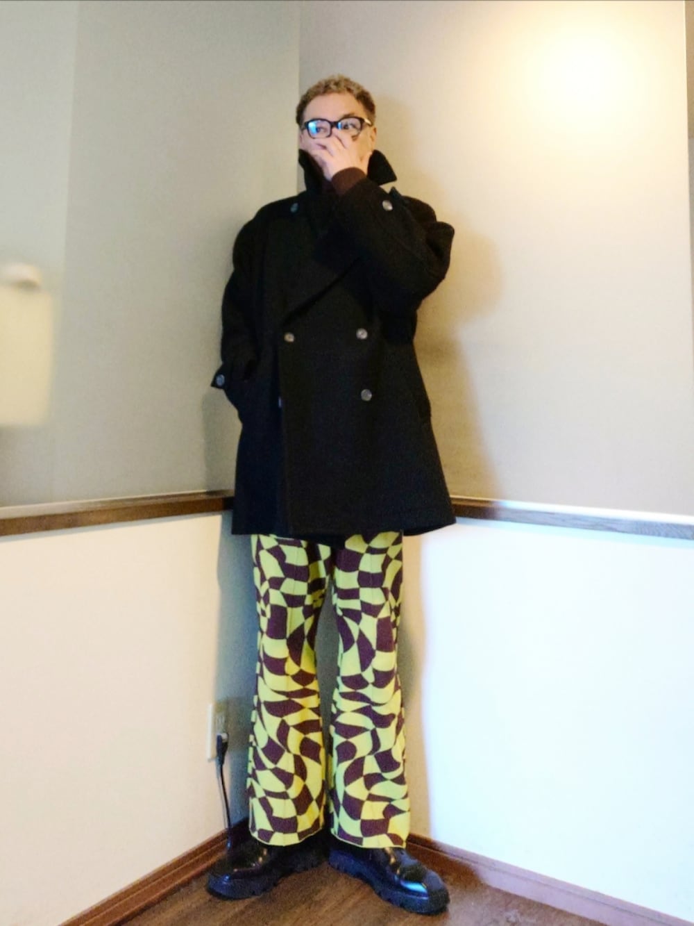 ブラック系のピーコート、グリーン系のその他パンツ、ブラック系のドレスシューズを着用したメンズの秋コーディネートの2枚目の写真