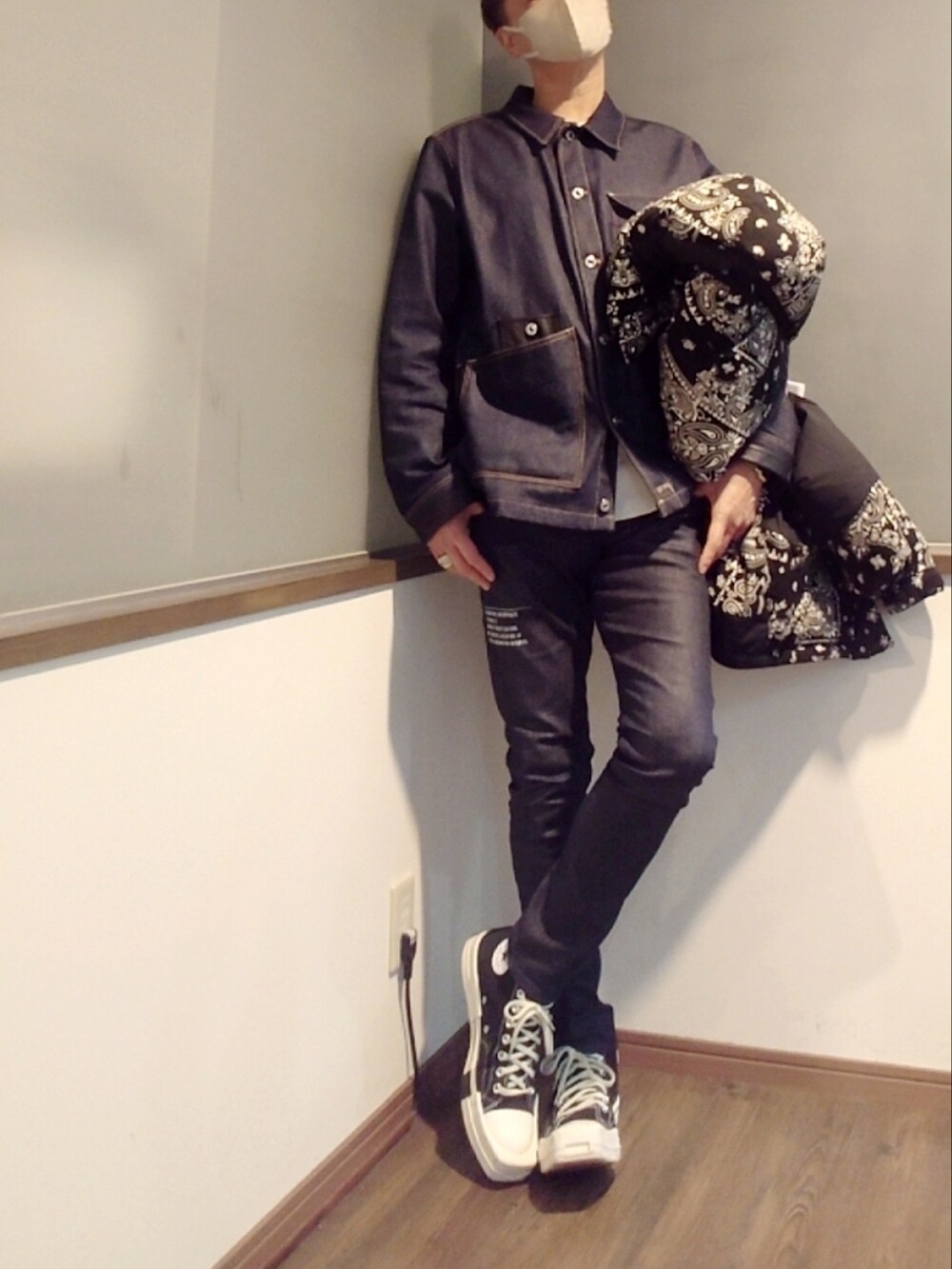 ブラック系のダウンジャケット/コート、ブルー系のデニムジャケット、ブルー系のデニムパンツを着用したメンズの冬コーディネートの2枚目の写真