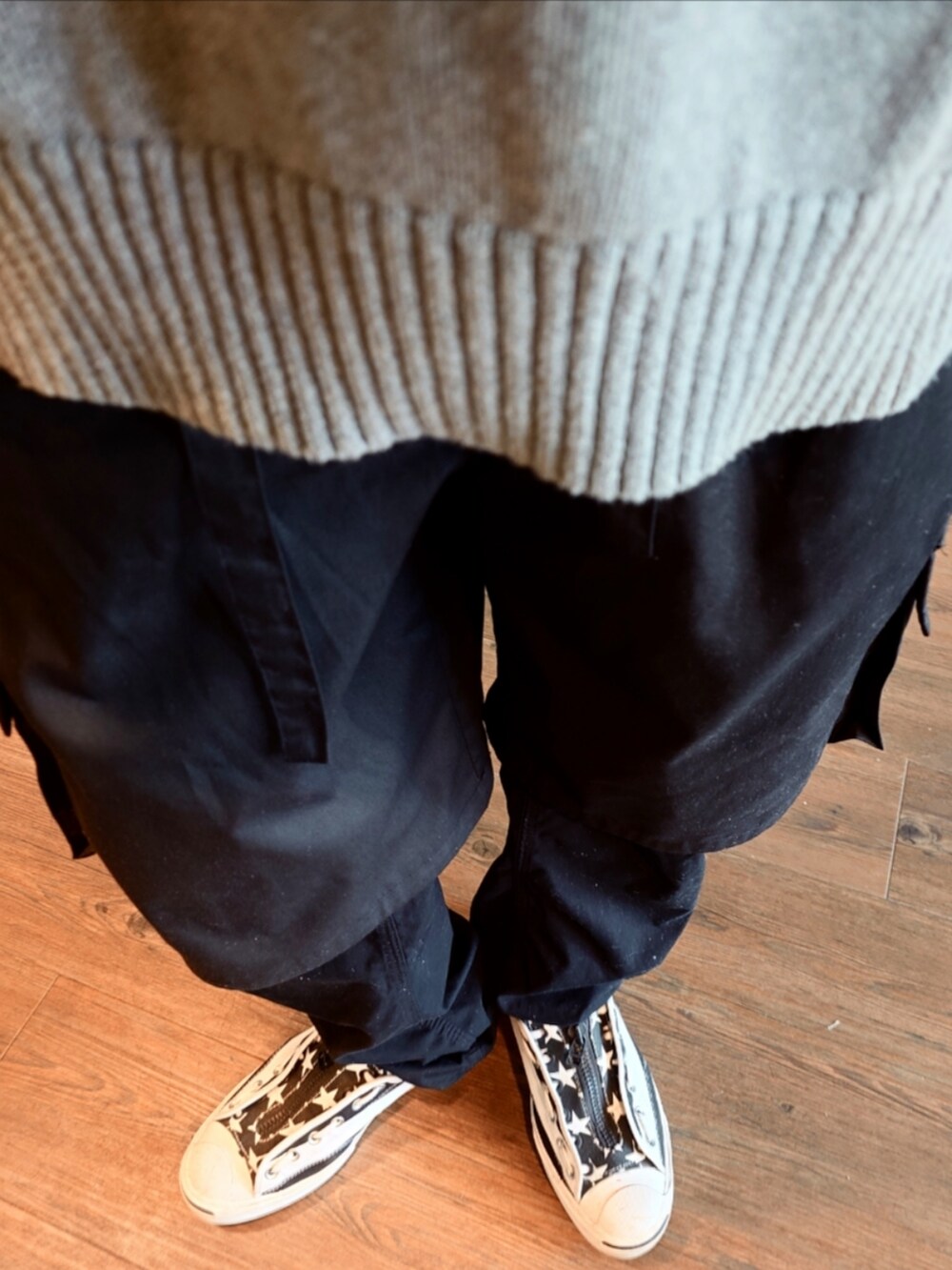 ブラック系のシャツ/ブラウス、グレー系のベスト、ブラック系のチノパンツを着用したメンズの秋コーディネートの3枚目の写真