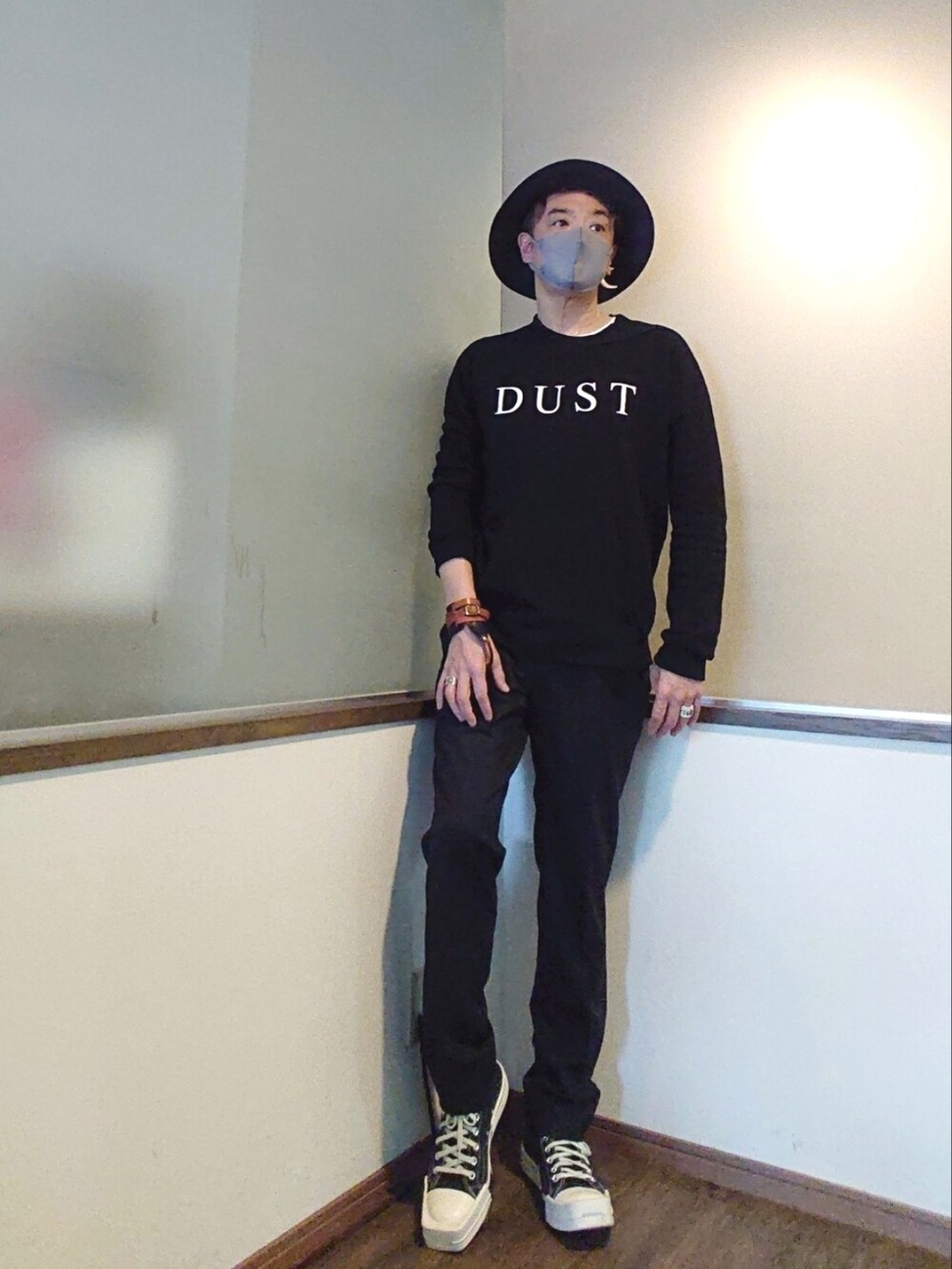 ブラック系のスウェット、ブラック系のスラックス、ブラック系のスニーカーを着用したメンズの春コーディネートの2枚目の写真