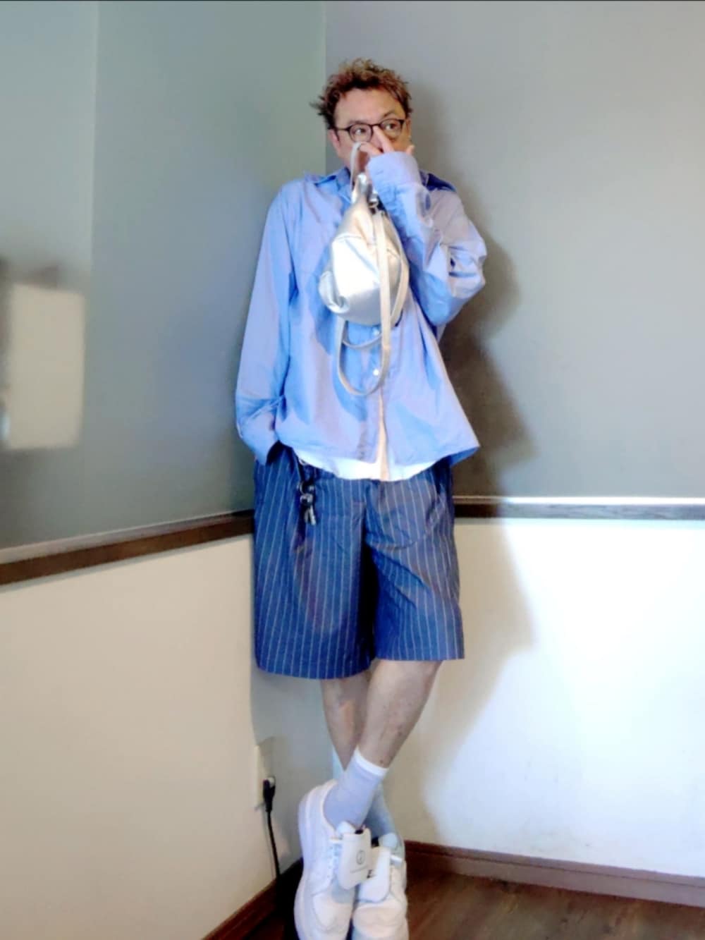 ブルー系のシャツ/ブラウス、ブルー系のスラックス、ホワイト系のドレスシューズを着用したメンズの夏コーディネートの2枚目の写真
