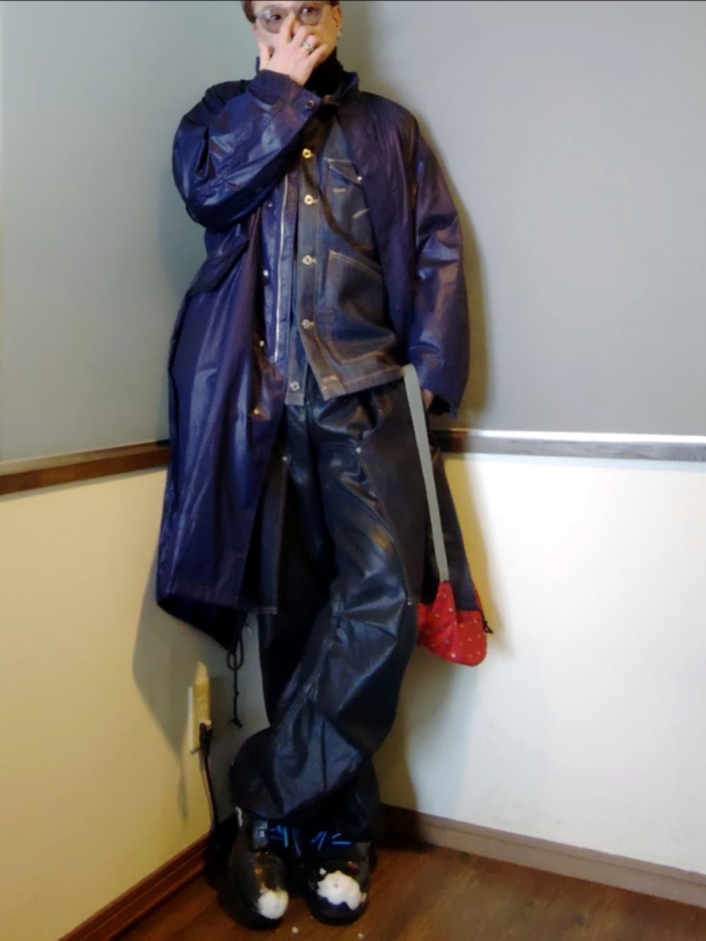 ブルー系のモッズコート、ブルー系のデニムジャケット、レッド系のショルダーバッグを着用したメンズの冬コーディネートの2枚目の写真