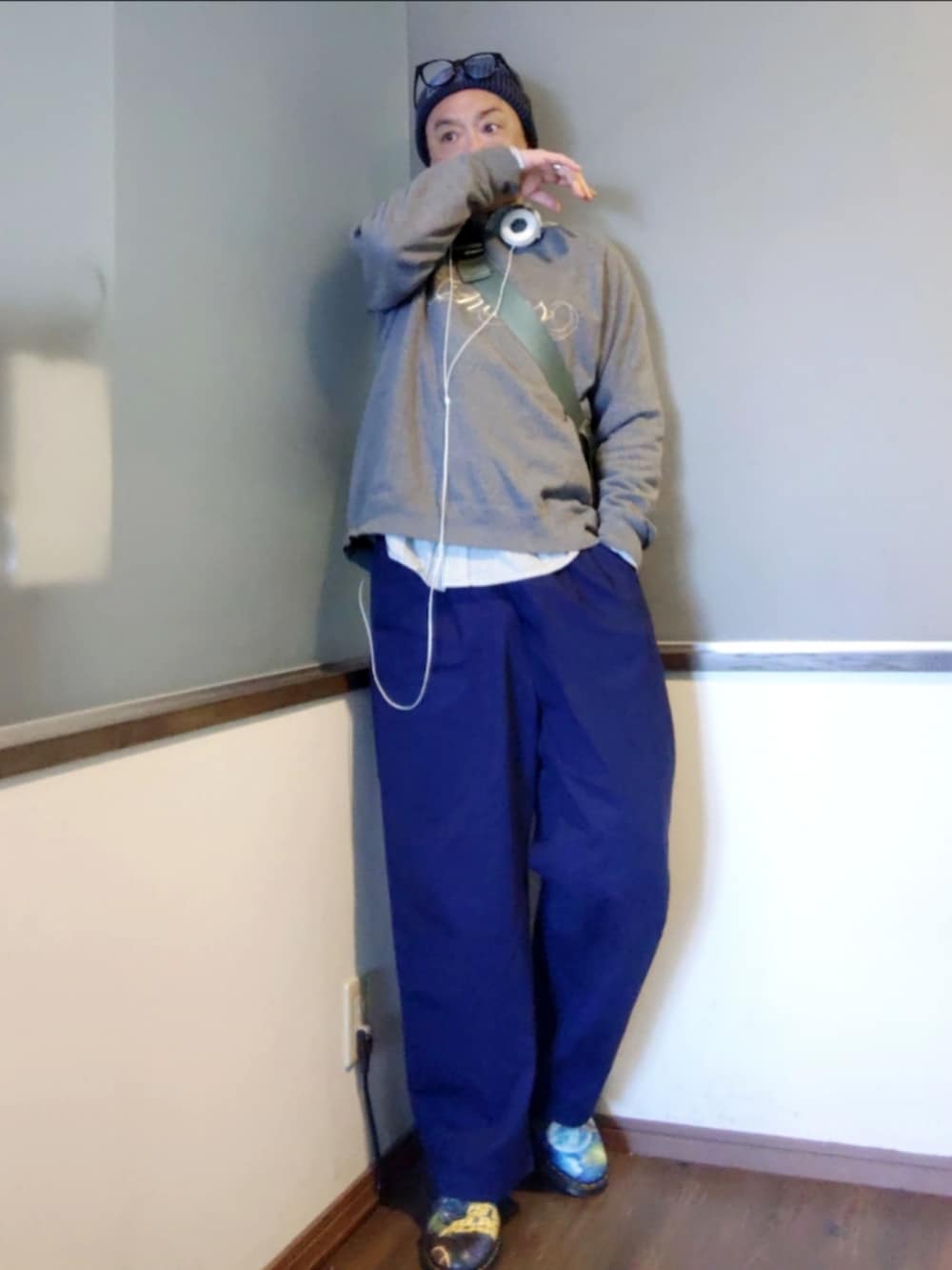 グレー系のスウェット、ブルー系のその他パンツ、ブルー系のシューズを着用したメンズの春コーディネートの3枚目の写真