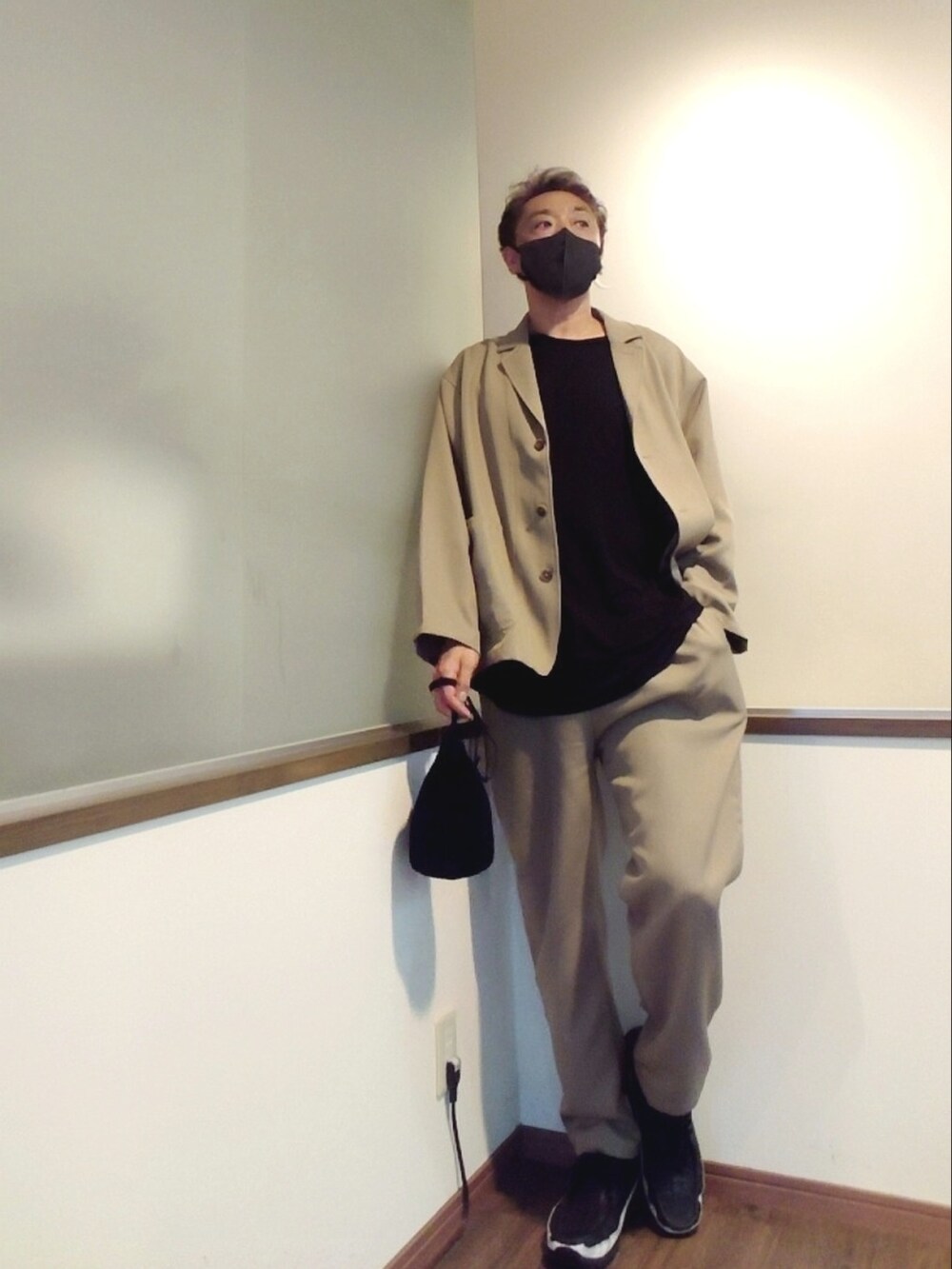ベージュ系のテーラードジャケット、ベージュ系のチノパンツ、ブラック系のTシャツ/カットソーを着用したメンズの秋コーディネートの3枚目の写真