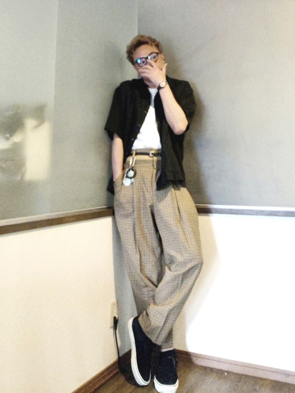 その他のチノパンツ、ブラック系のスニーカー、ブラック系のシャツ/ブラウスを着用したメンズの夏コーディネートの2枚目の写真