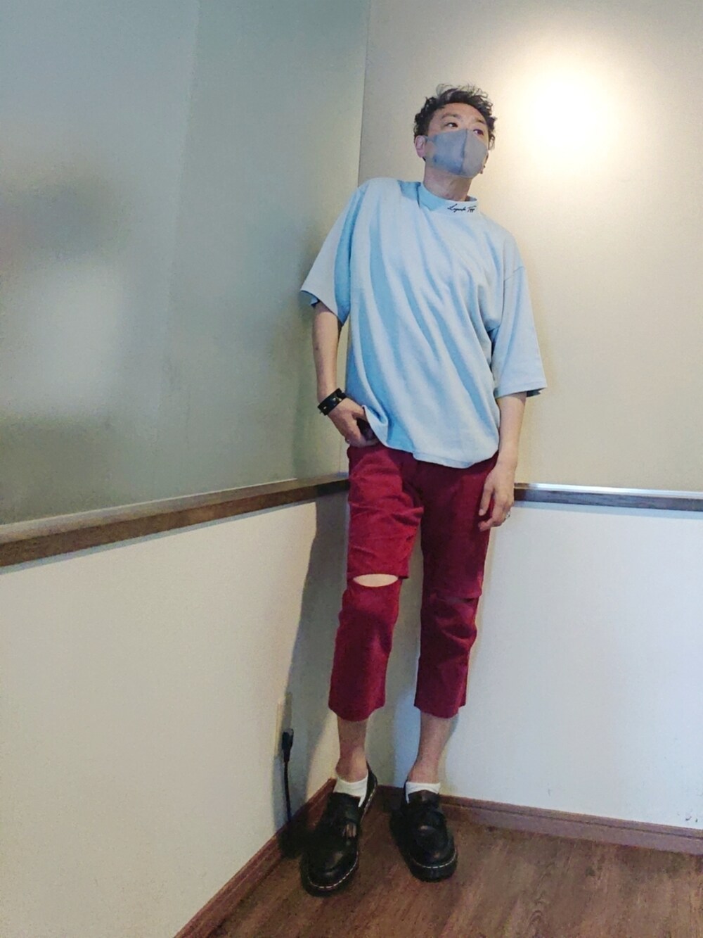 ブルー系のその他トップス、レッド系のその他パンツ、ブラック系のローファーを着用したメンズの夏コーディネートの3枚目の写真