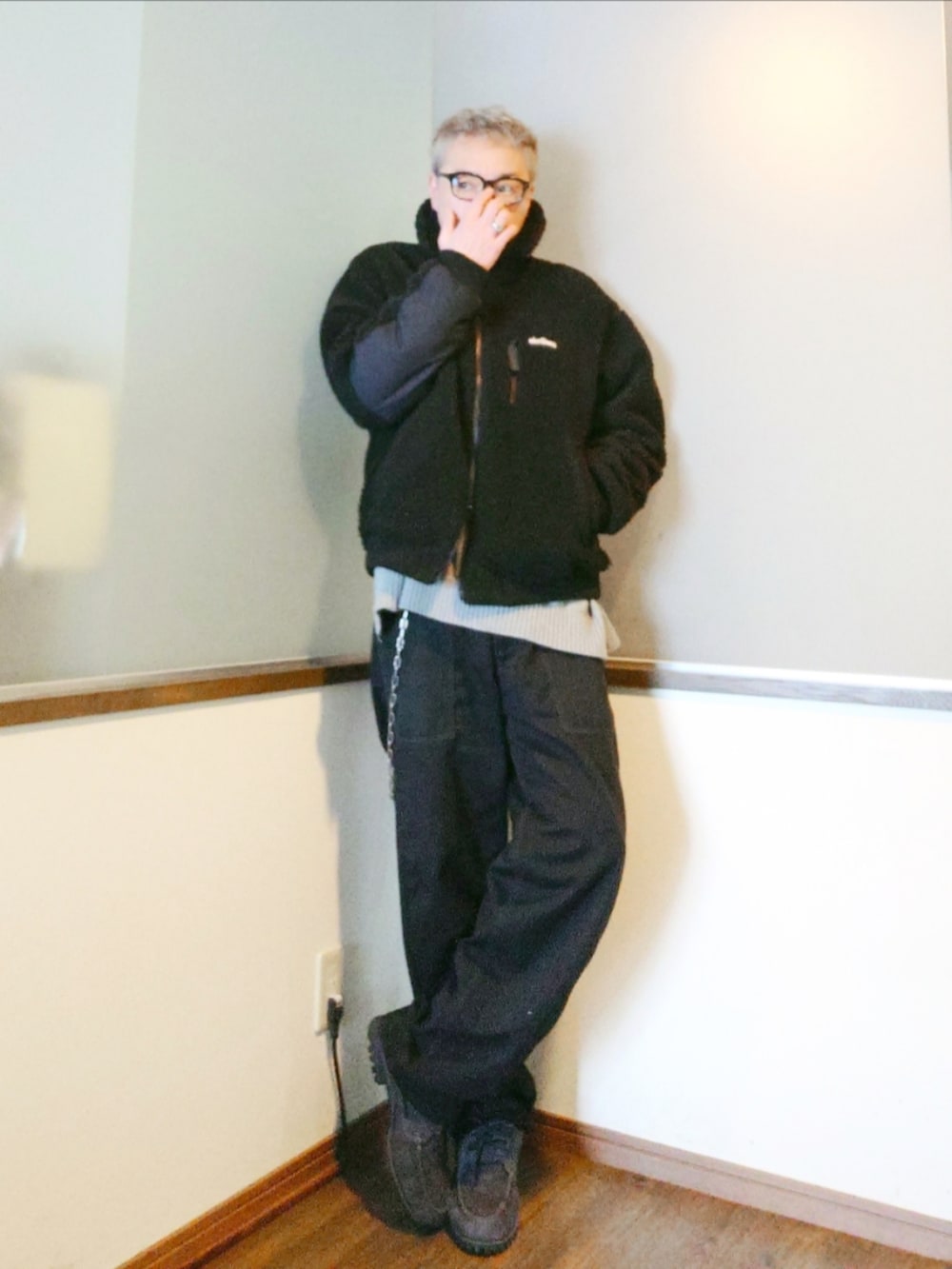 ブラック系のブルゾン、グレー系のベスト、レッド系のシャツ/ブラウスを着用したメンズの春コーディネートの3枚目の写真