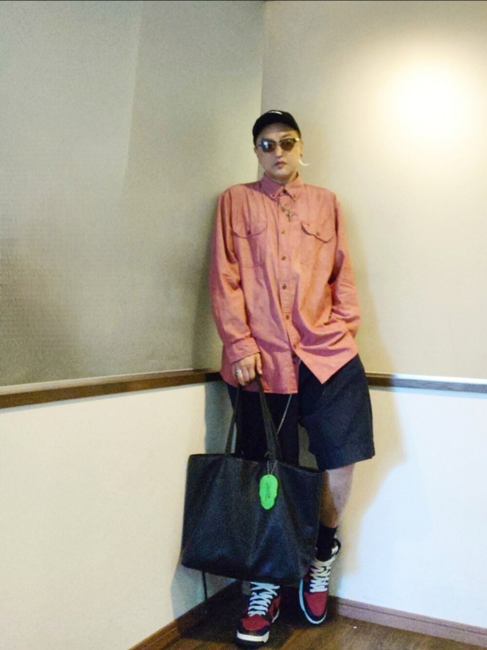 レッド系のシャツ/ブラウス、ブルー系のチノパンツ、ブラック系のトートバッグを着用したメンズの秋コーディネートの2枚目の写真