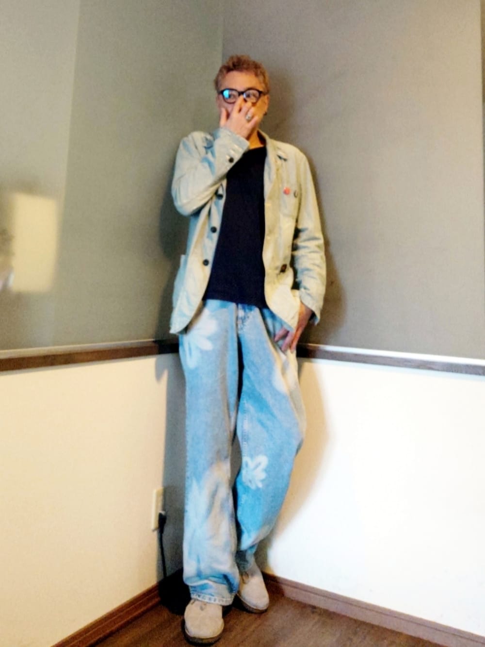 ブルー系のカバーオール、ブルー系のTシャツ/カットソー、ブルー系のデニムパンツを着用したメンズの春コーディネートの2枚目の写真