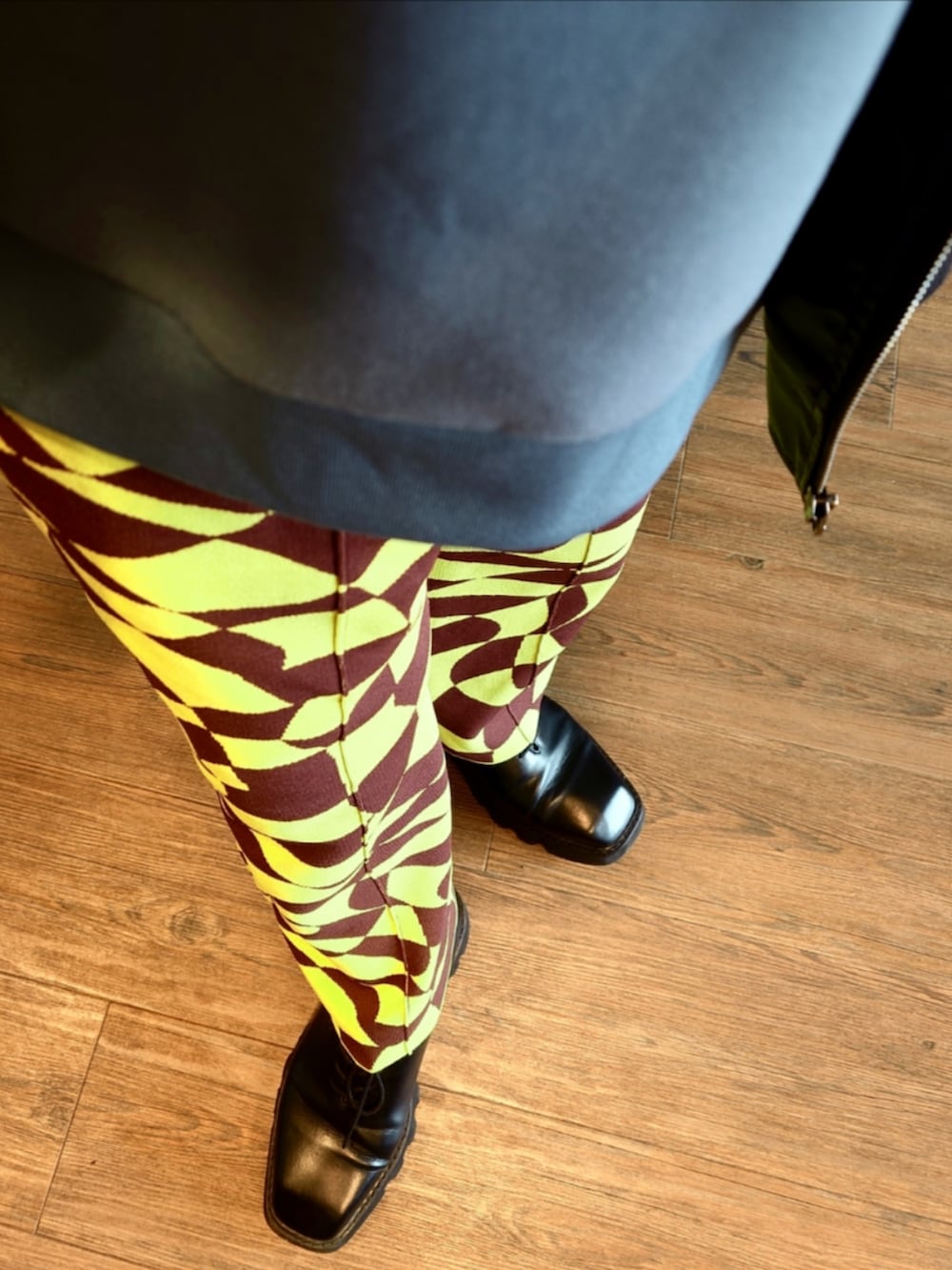 グリーン系のその他パンツ、ブラック系のMA-1、ブルー系のスウェットを着用したメンズの秋コーディネートの3枚目の写真