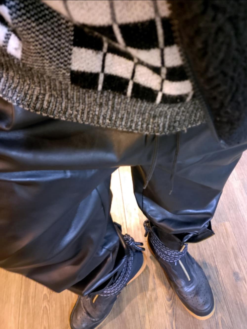 ブラック系のブルゾン、その他のニット/セーター、ブラック系のパンツを着用したメンズの秋コーディネートの4枚目の写真