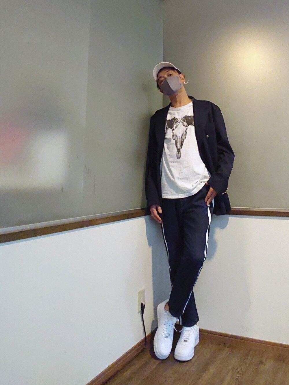 ブルー系のその他アウター、ホワイト系のTシャツ/カットソー、ブルー系のデニムパンツを着用したメンズの春コーディネートの2枚目の写真
