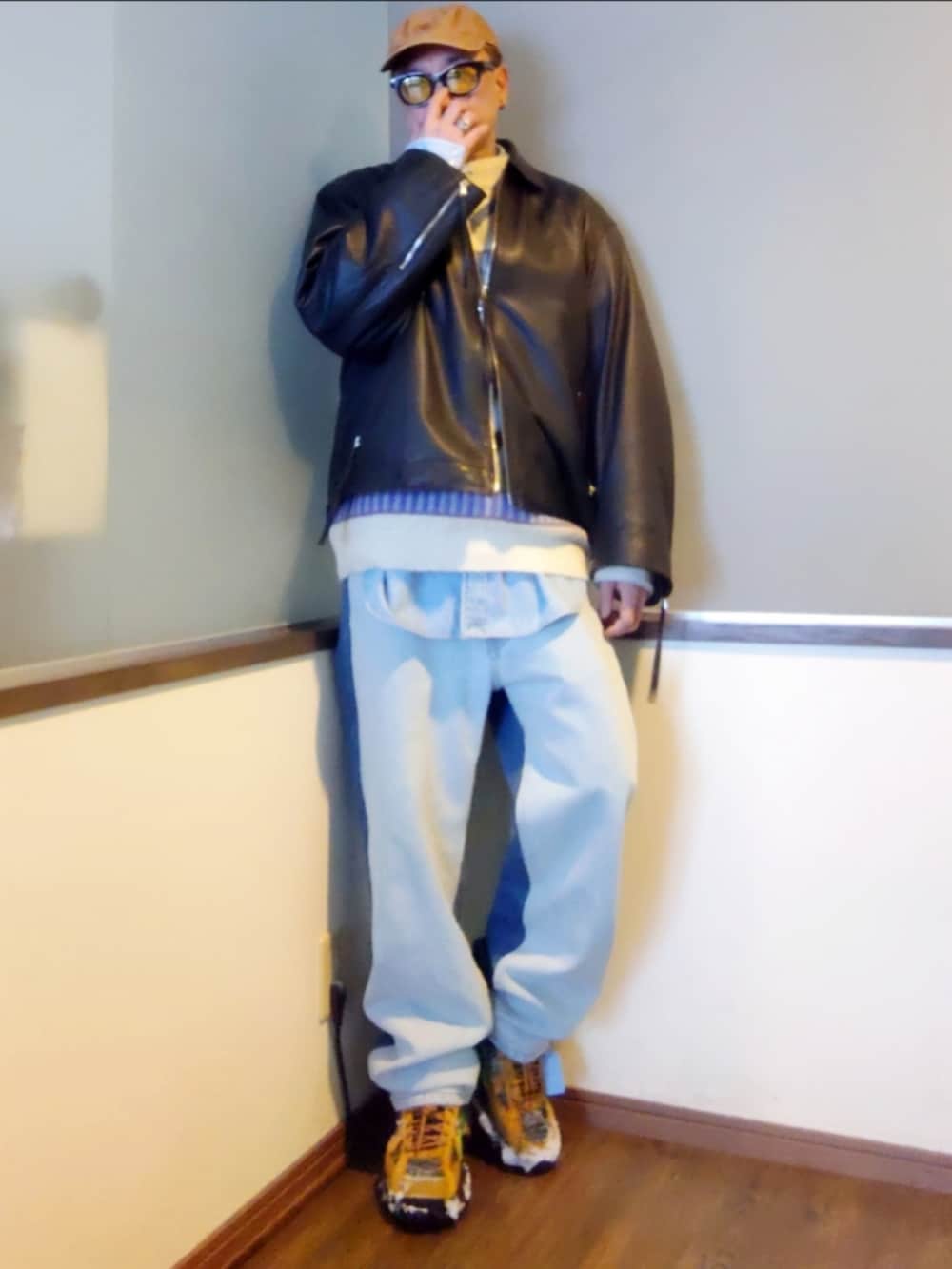 ブルー系のニット/セーター、ブラック系のブルゾン、ブルー系のデニムパンツを着用したメンズの冬コーディネートの2枚目の写真