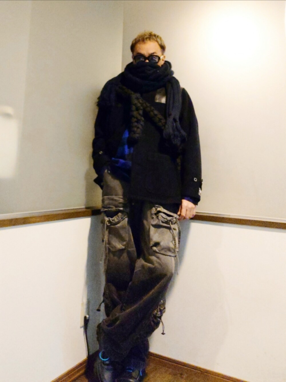 ブルー系のその他アウター、ブルー系のシャツ/ブラウス、ブラック系のショルダーバッグを着用したメンズの秋コーディネートの2枚目の写真