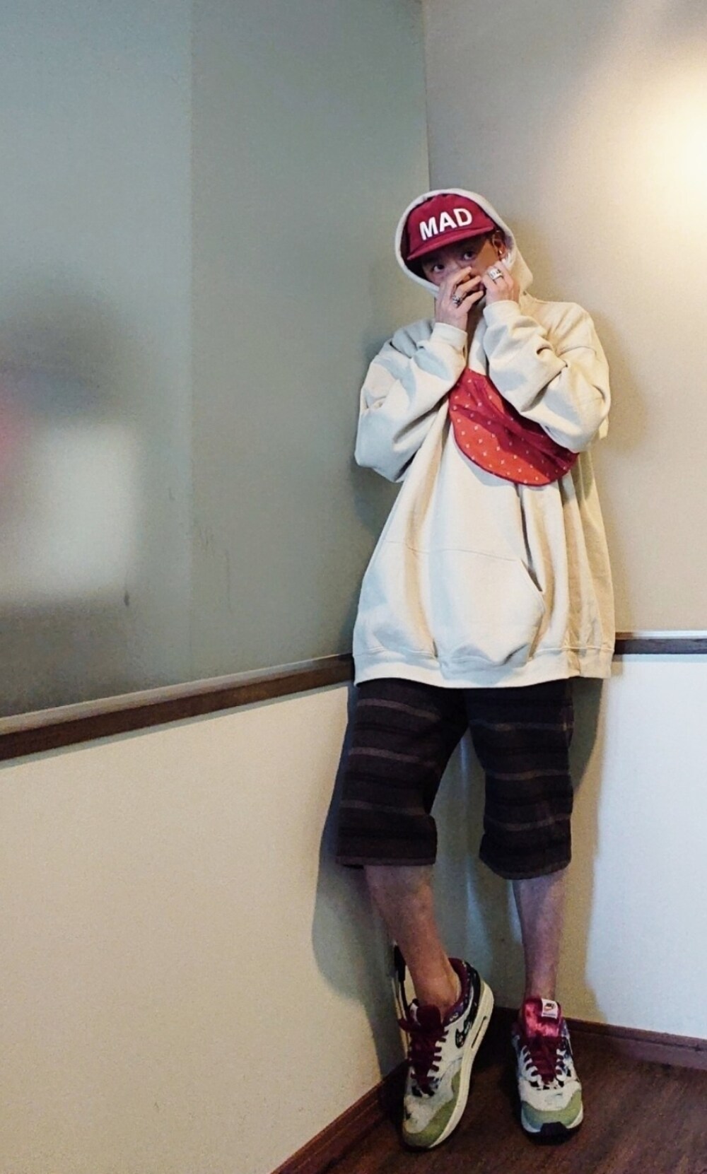 「ビッグシルエット、パーカー、ハーフパンツ、ボーダー、NIKE、ストリート、スニーカー、春コーデ、ショルダーバッグ、キャップ、古着、古着MIX、シンプル」｜「MADのMDS6H01（キャップ、レッド系）」を使った、P３さん（メンズ・178cm）の春コーディネートの2枚目の写真