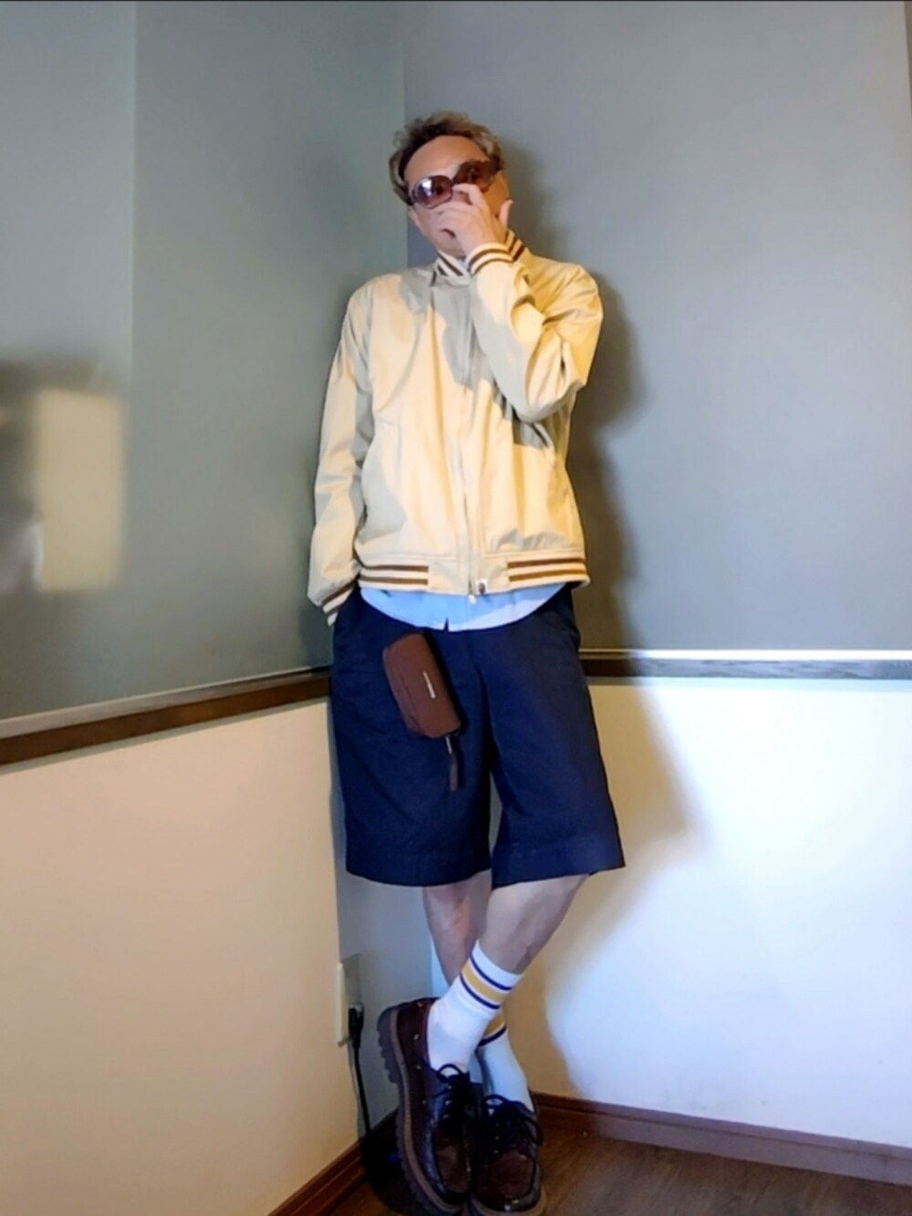 ベージュ系のブルゾン、ブルー系のシャツ/ブラウス、ブルー系のチノパンツを着用したメンズの夏コーディネートの2枚目の写真