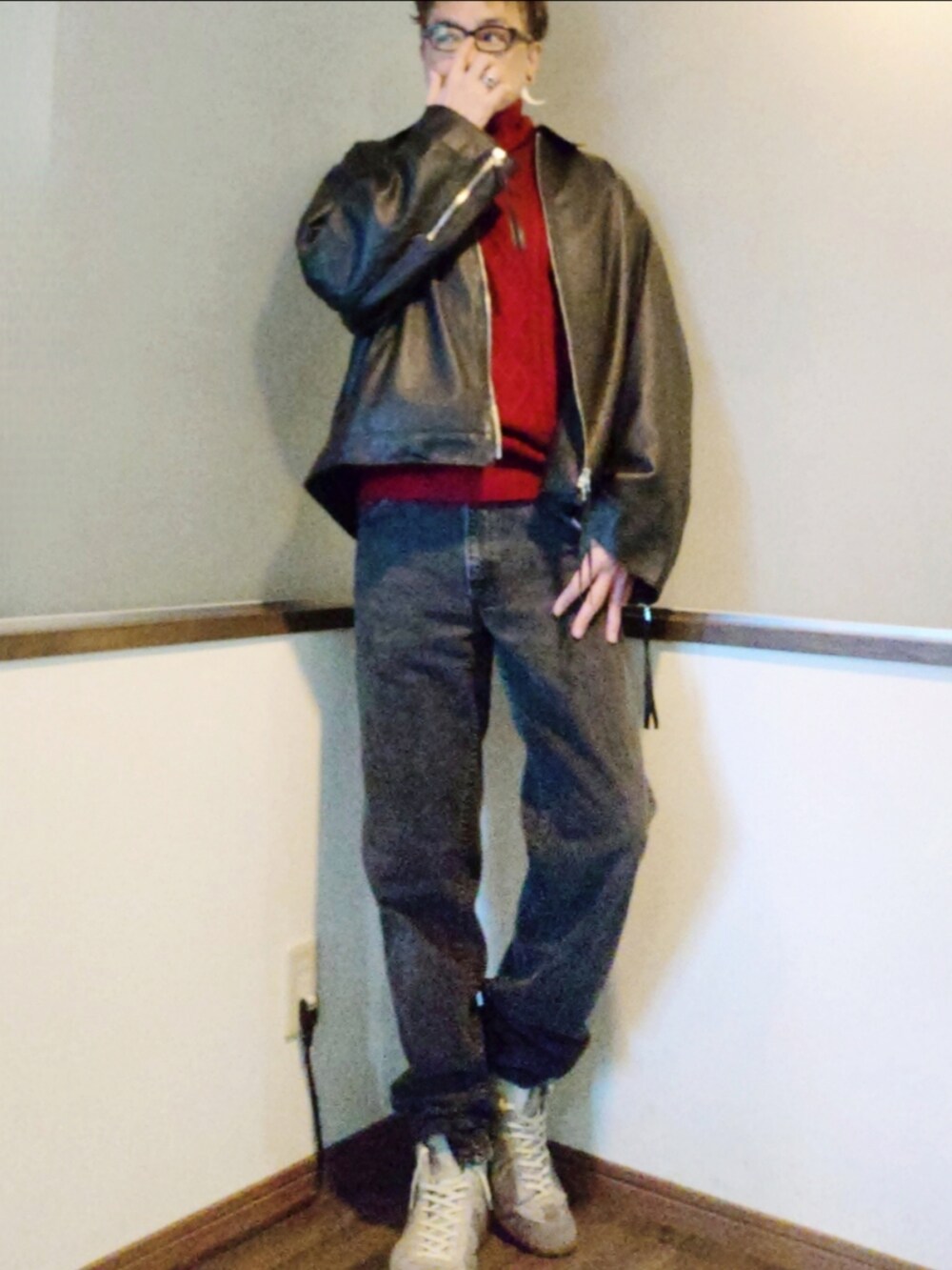 ブラック系のブルゾン、レッド系のニット/セーター、ブラック系のデニムパンツを着用したメンズの秋コーディネートの2枚目の写真