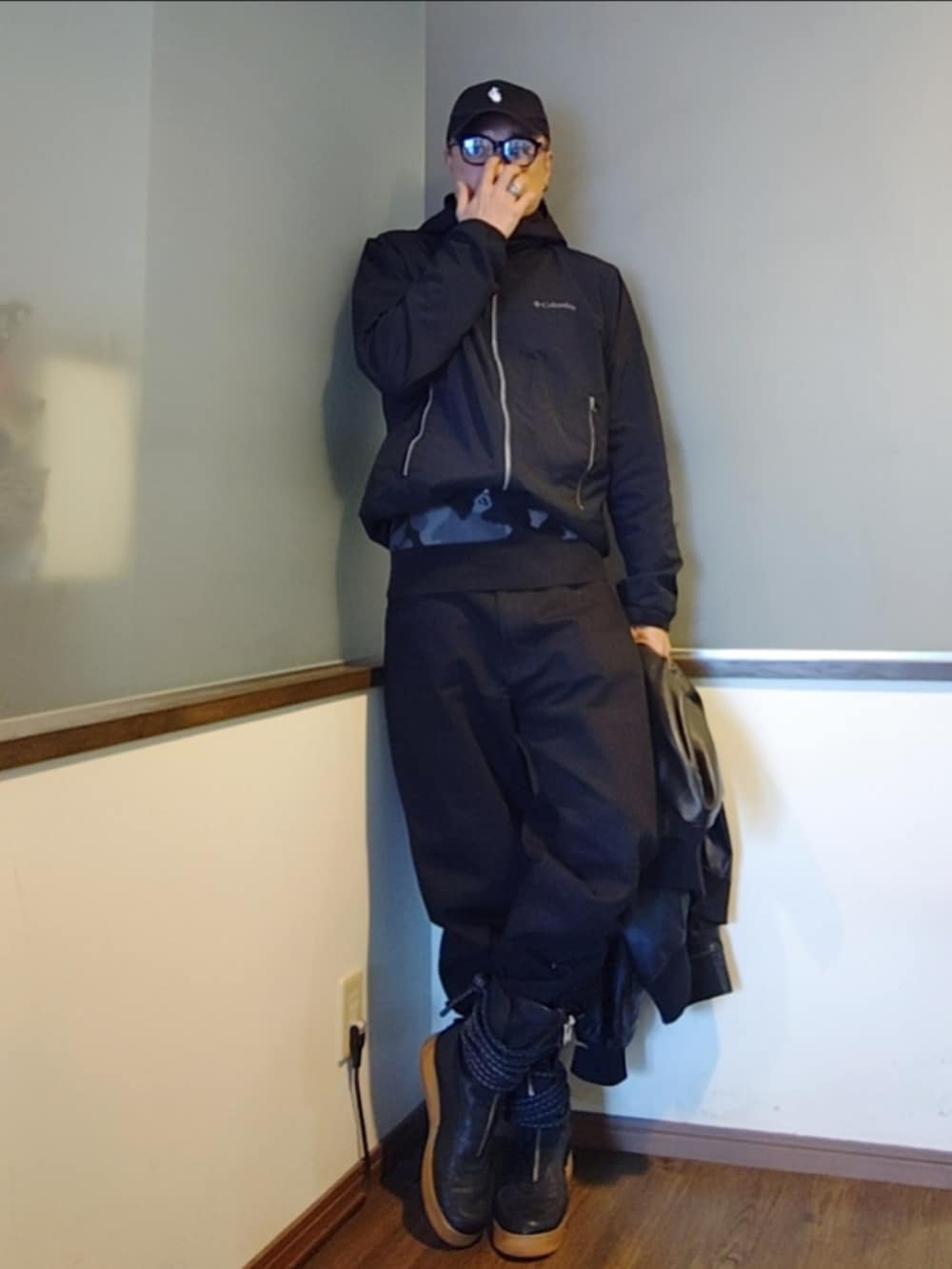 ブラック系のスニーカー、ブラック系のデニムパンツ、ブラック系のMA-1を着用したメンズの秋コーディネートの5枚目の写真