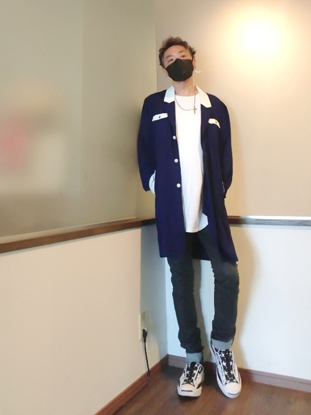 ブルー系のシャツ/ブラウス、グレー系のデニムパンツ、ホワイト系のスニーカーを着用したメンズの夏コーディネートの3枚目の写真