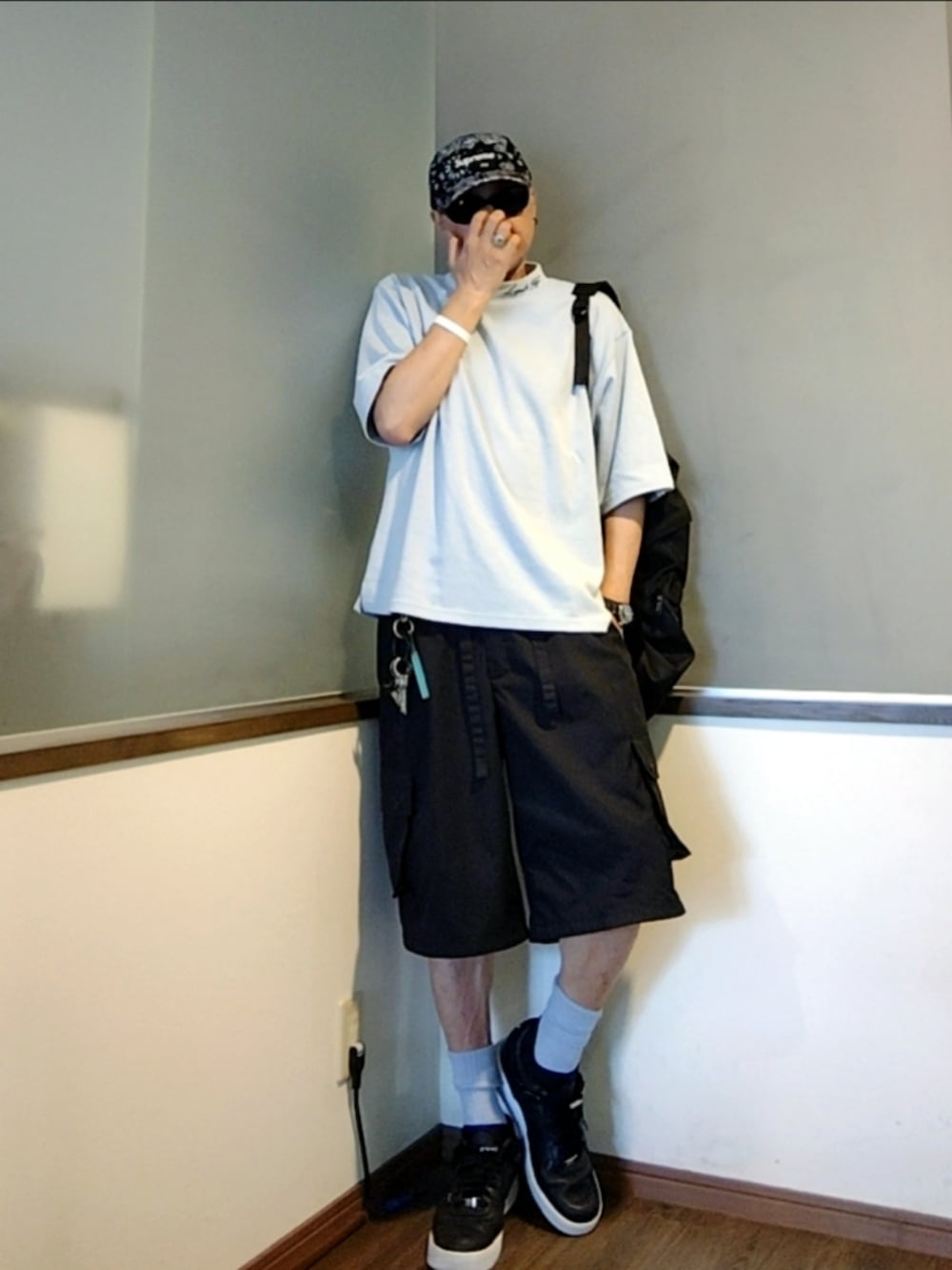 ブラック系のバックパック/リュック、ブルー系のその他トップス、ブラック系のカーゴパンツを着用したメンズの夏コーディネートの2枚目の写真