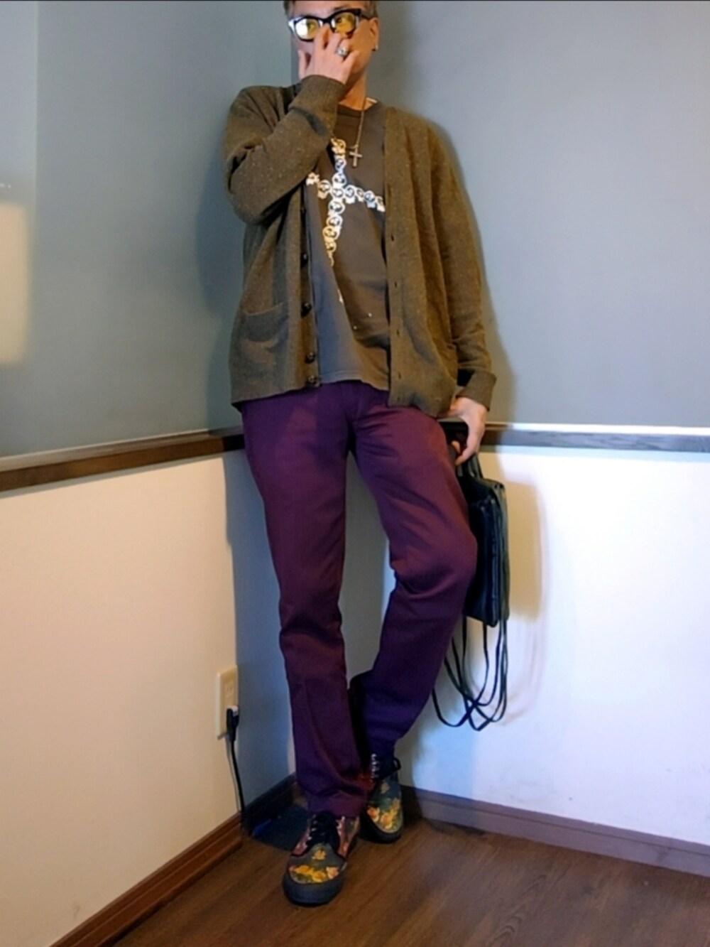 ブラック系のスニーカー、ブラック系のTシャツ/カットソー、グリーン系のカーディガン/ボレロを着用したメンズの秋コーディネートの2枚目の写真