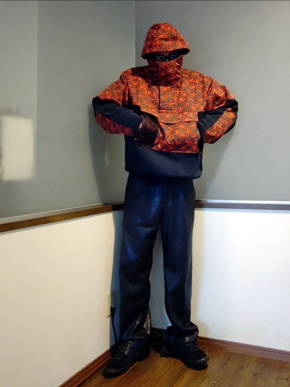 レッド系のブルゾン、ブラック系のスニーカー、ブラック系のその他パンツを着用したメンズの秋コーディネートの3枚目の写真