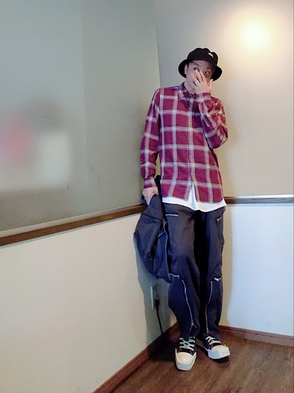 レッド系のシャツ/ブラウス、ブルー系のジャケット/アウター、ブルー系のカーゴパンツを着用したメンズの春コーディネートの2枚目の写真