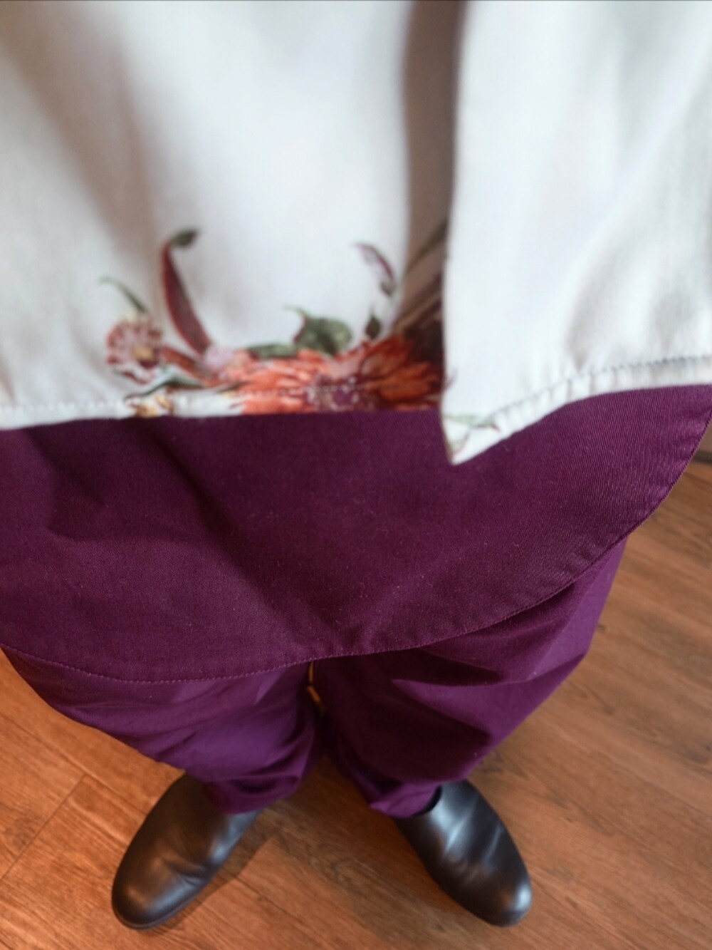 ブルー系のシャツ/ブラウス、パープル系のカーゴパンツ、ブラック系のスリッポンを着用したメンズの夏コーディネートの2枚目の写真