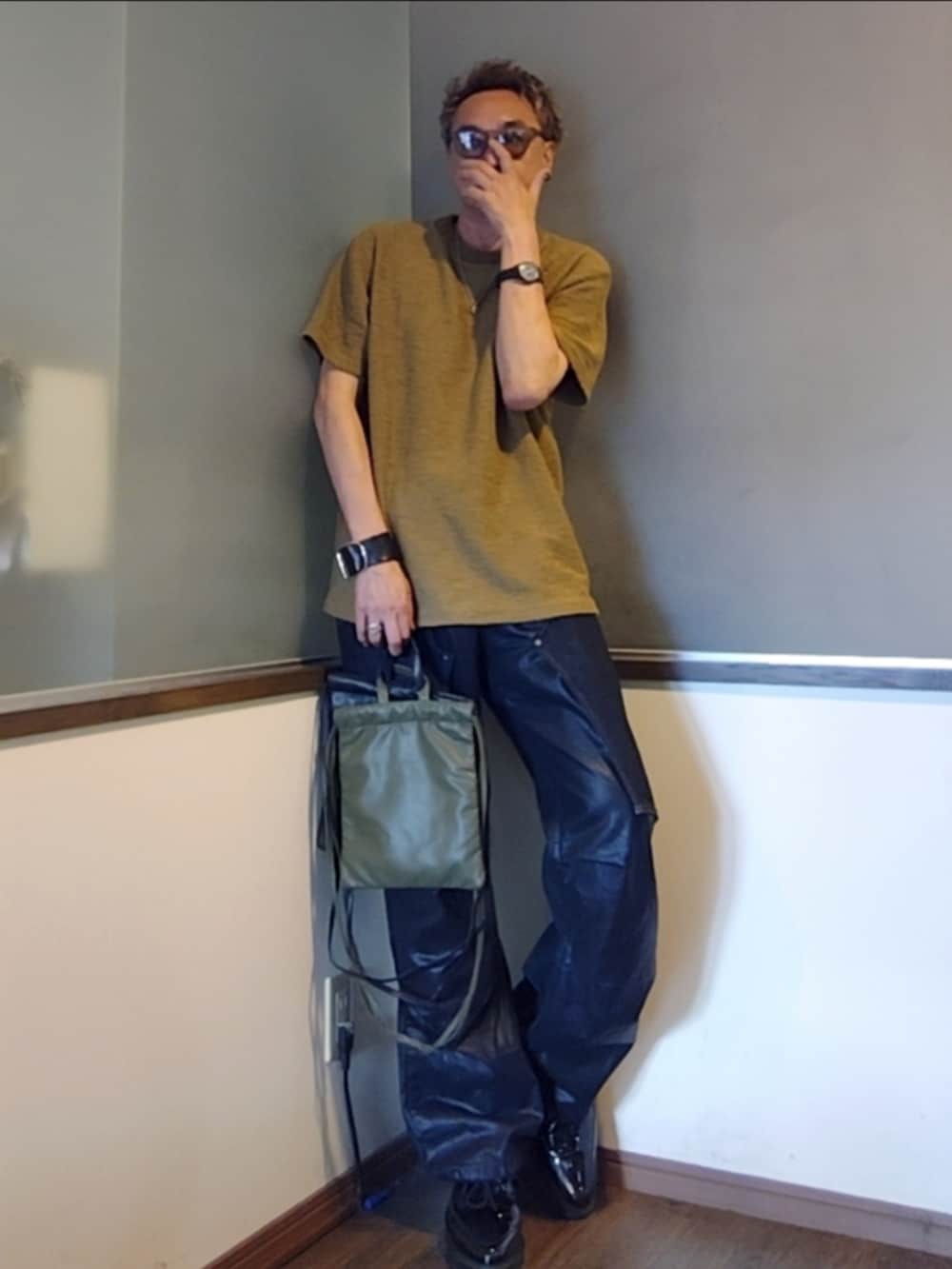 グリーン系のショルダーバッグ、ブラック系のショルダーバッグ、グリーン系のニット/セーターを着用したメンズの秋コーディネートの2枚目の写真