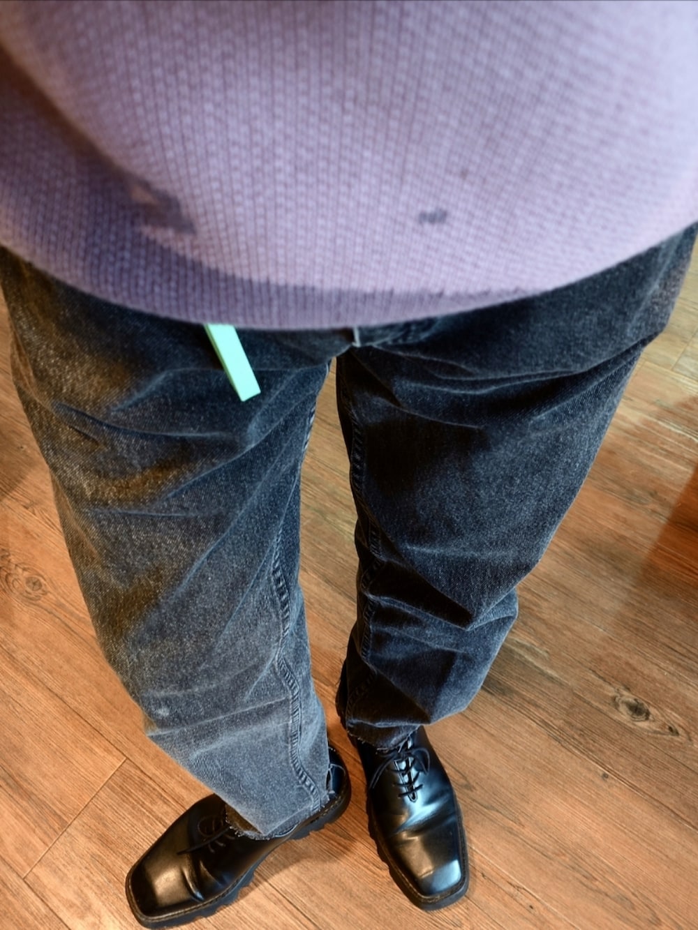 ブラック系のデニムパンツ、パープル系のニット/セーター、ブラック系のドレスシューズを着用したメンズの秋コーディネートの3枚目の写真