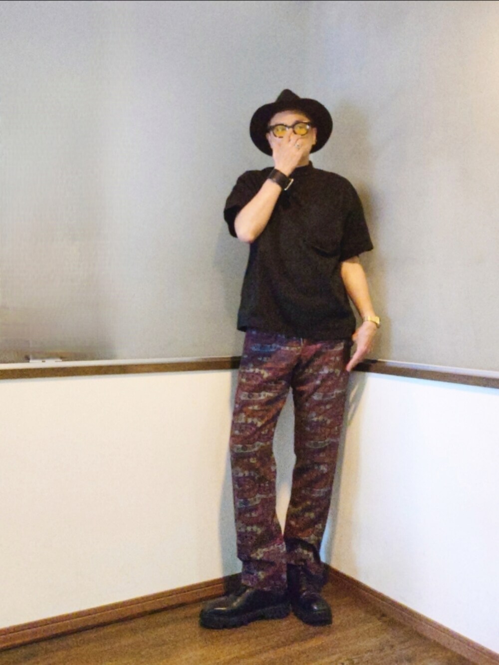 ブラック系のTシャツ/カットソー、レッド系のパンツ、ブラック系のドレスシューズを着用したメンズの秋コーディネートの2枚目の写真