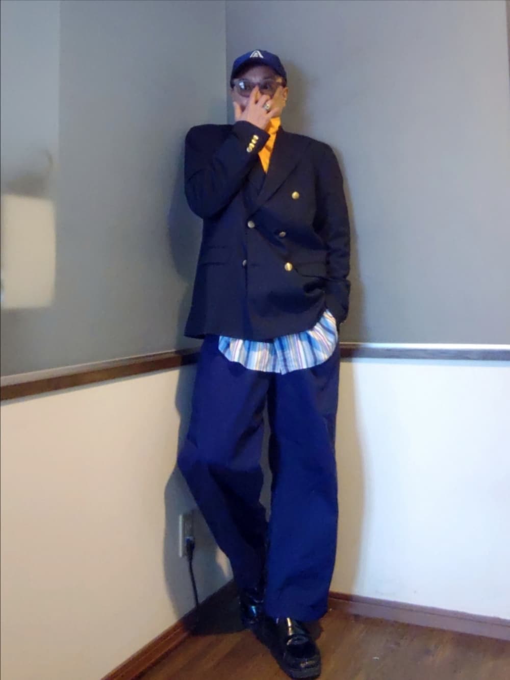 イエロー系のジャージ、ブルー系のその他アウター、その他のシャツ/ブラウスを着用したメンズの春コーディネートの2枚目の写真