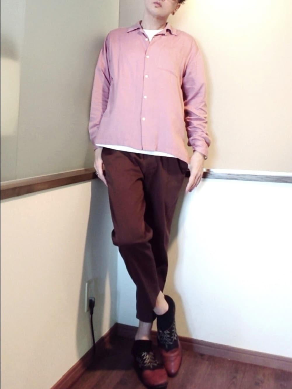 ピンク系のシャツ/ブラウス、ブラウン系のチノパンツ、ブラウン系のサンダルを着用したメンズの春コーディネートの2枚目の写真