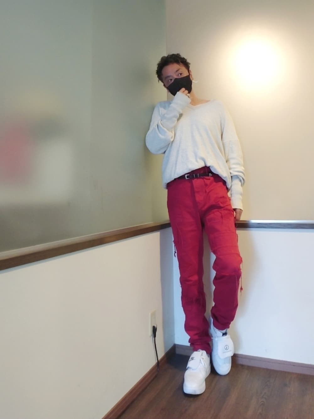 ホワイト系のニット/セーター、レッド系のデニムパンツ、ホワイト系のドレスシューズを着用したメンズの夏コーディネートの3枚目の写真