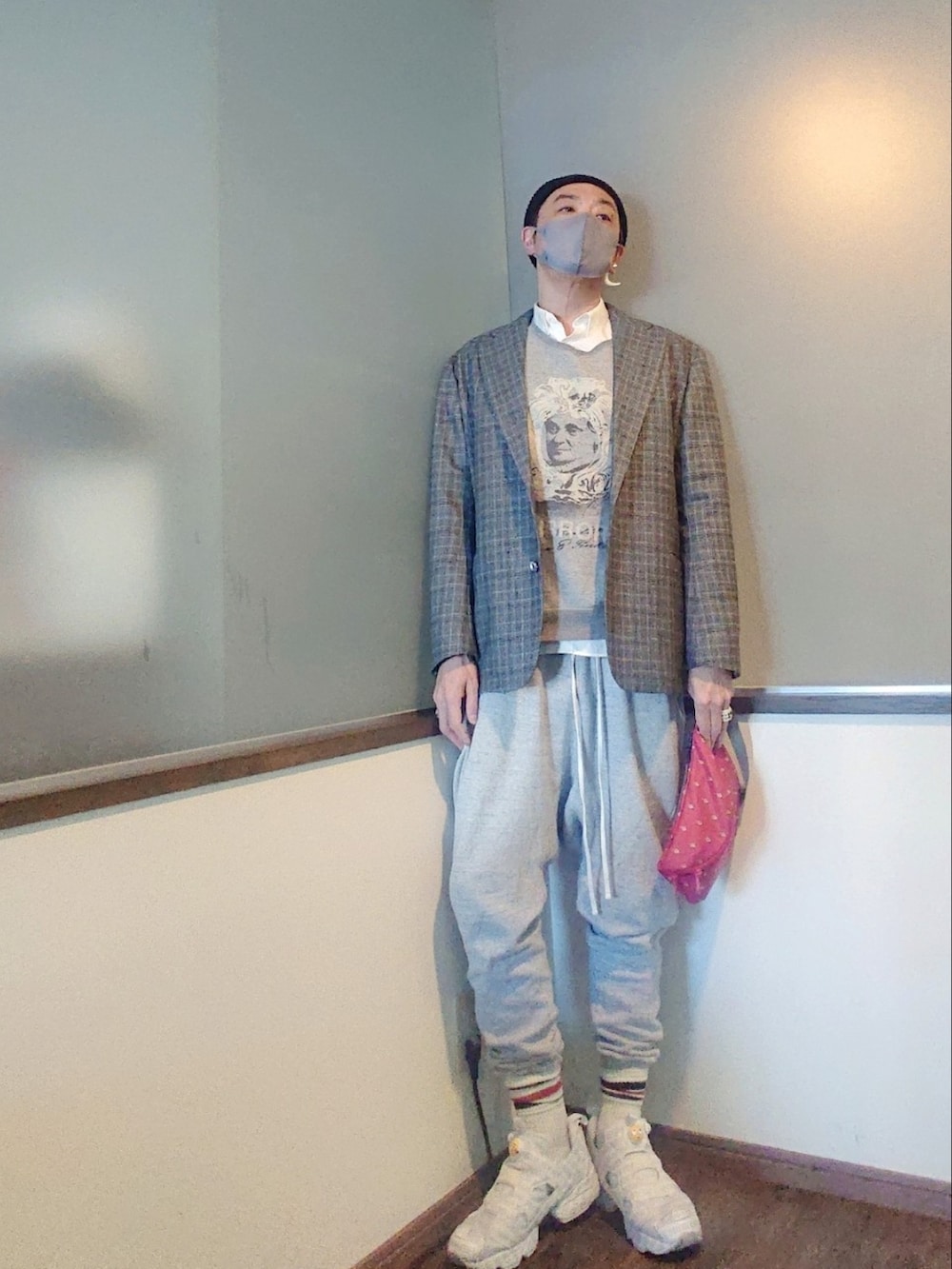 グレー系のテーラードジャケット、グレー系のスウェット、レッド系のショルダーバッグを着用したメンズの春コーディネートの3枚目の写真