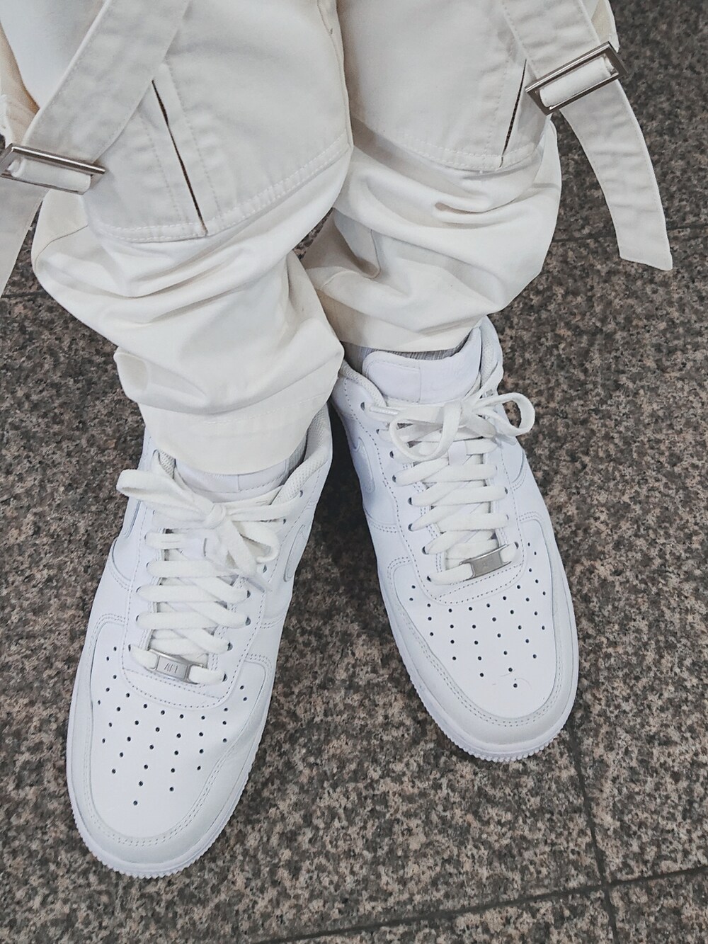 ブルー系のシャツ/ブラウス、ホワイト系のその他パンツ、ホワイト系のボディバッグ/ウエストポーチを着用したメンズの春コーディネートの2枚目の写真