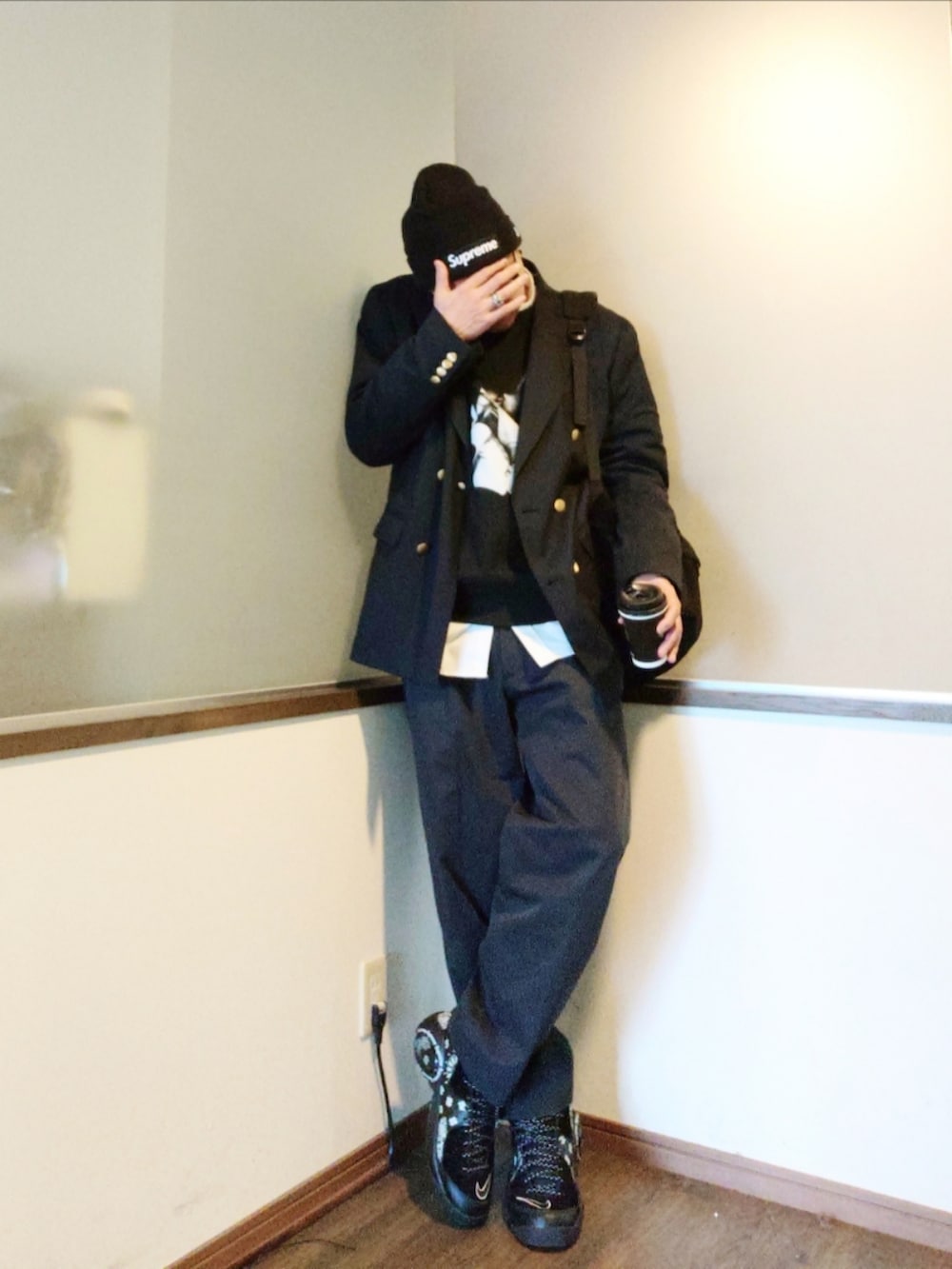 ブラック系のスウェット、ブルー系のその他アウター、グレー系のスラックスを着用したメンズの秋コーディネートの4枚目の写真