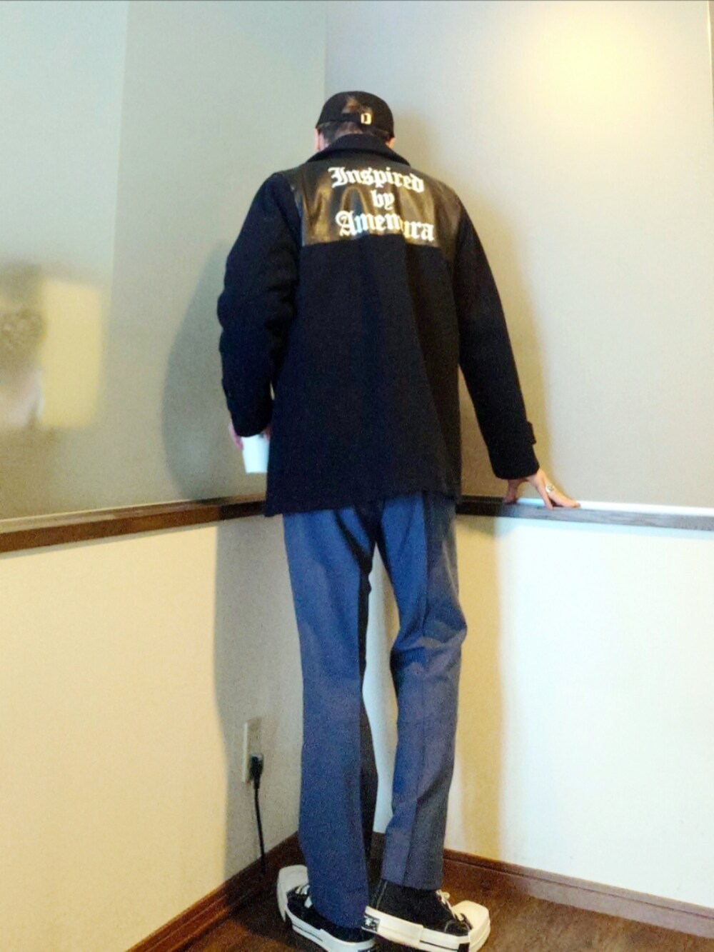 ブルー系のその他アウター、グレー系のスウェット、ブルー系のネクタイを着用したメンズの冬コーディネートの3枚目の写真