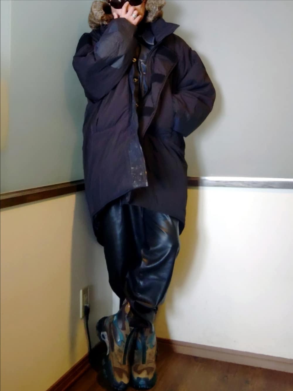 ブラック系のダウンジャケット/コート、ブルー系のデニムジャケット、グレー系のニット/セーターを着用したメンズの冬コーディネートの2枚目の写真