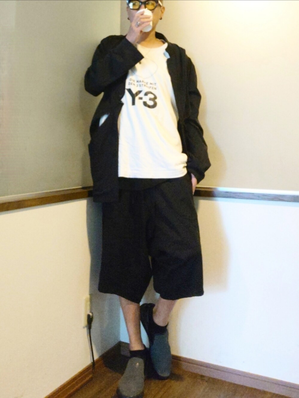 ホワイト系のTシャツ/カットソー、ブラック系のカーディガン/ボレロ、ブラック系のその他パンツを着用したメンズの夏コーディネートの2枚目の写真