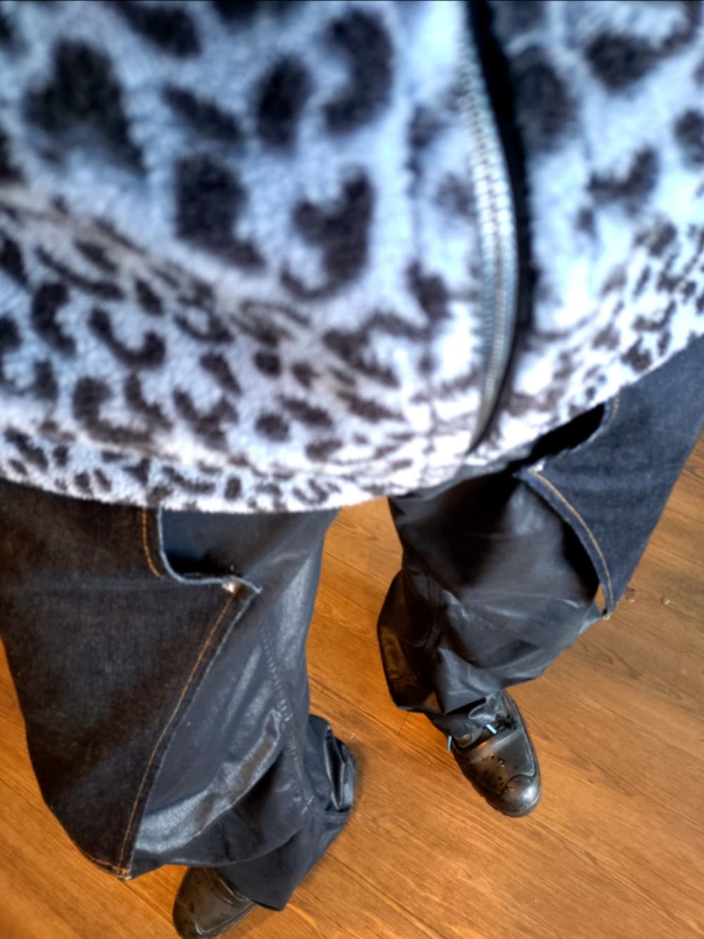 ブルー系のブルゾン、ブルー系のデニムパンツ、ブラック系のスニーカーを着用したメンズの秋コーディネートの4枚目の写真