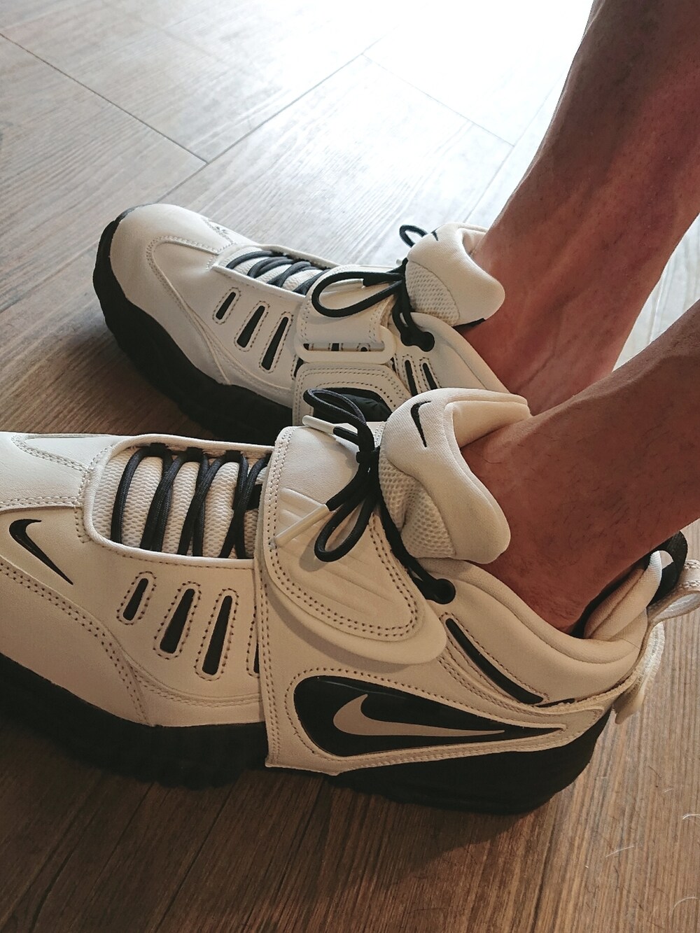 ホワイト系のボディバッグ/ウエストポーチ、ブラック系のシャツ/ブラウス、ブラック系のパンツを着用したメンズの夏コーディネートの4枚目の写真