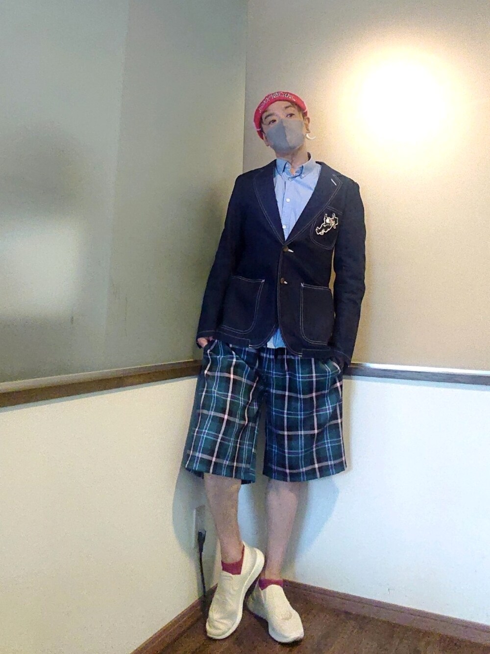 ブルー系のシャツ/ブラウス、ブルー系のテーラードジャケット、グリーン系のその他パンツを着用したメンズの春コーディネートの2枚目の写真