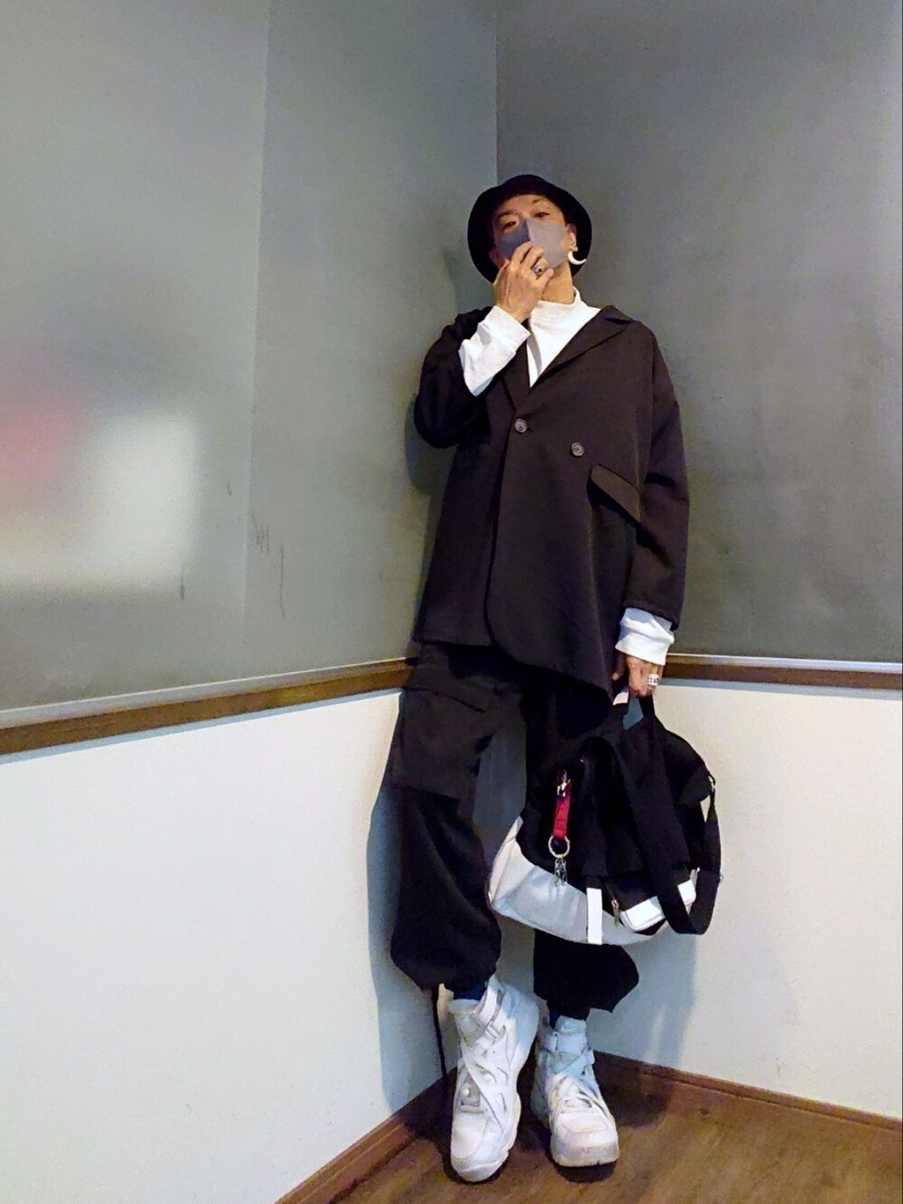 ホワイト系のTシャツ/カットソー、ブラック系のテーラードジャケット、ホワイト系のショルダーバッグを着用したメンズの春コーディネートの3枚目の写真