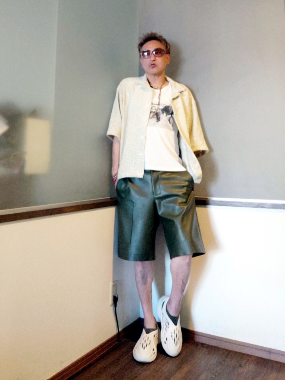 ベージュ系のシャツ/ブラウス、グリーン系のその他パンツ、ホワイト系のスニーカーを着用したメンズの夏コーディネートの2枚目の写真